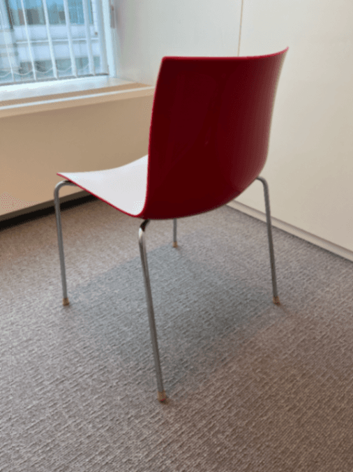 Arper witte en rode plastic stoel