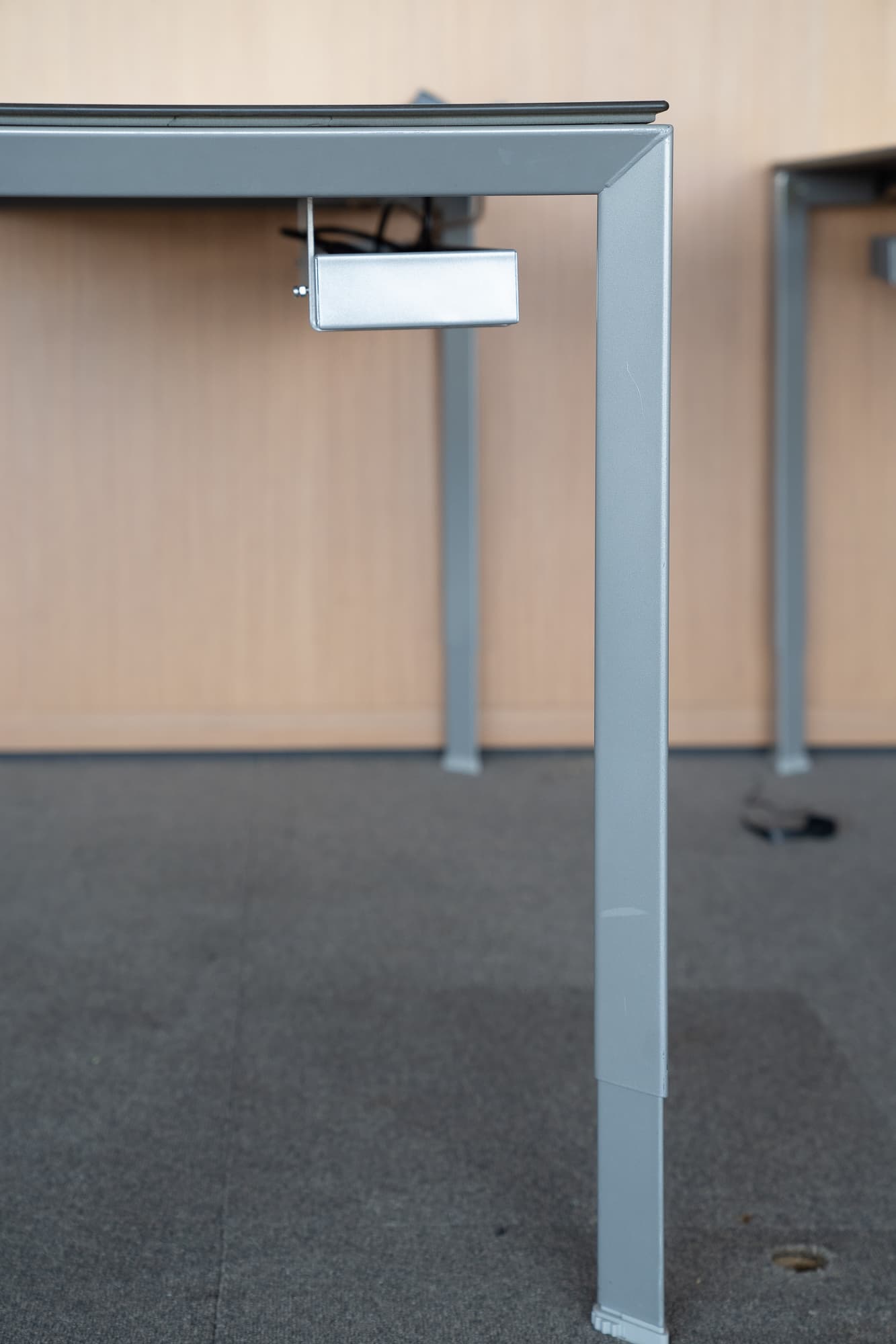 Ahrend 160cm gray height-adjustable desk with grip