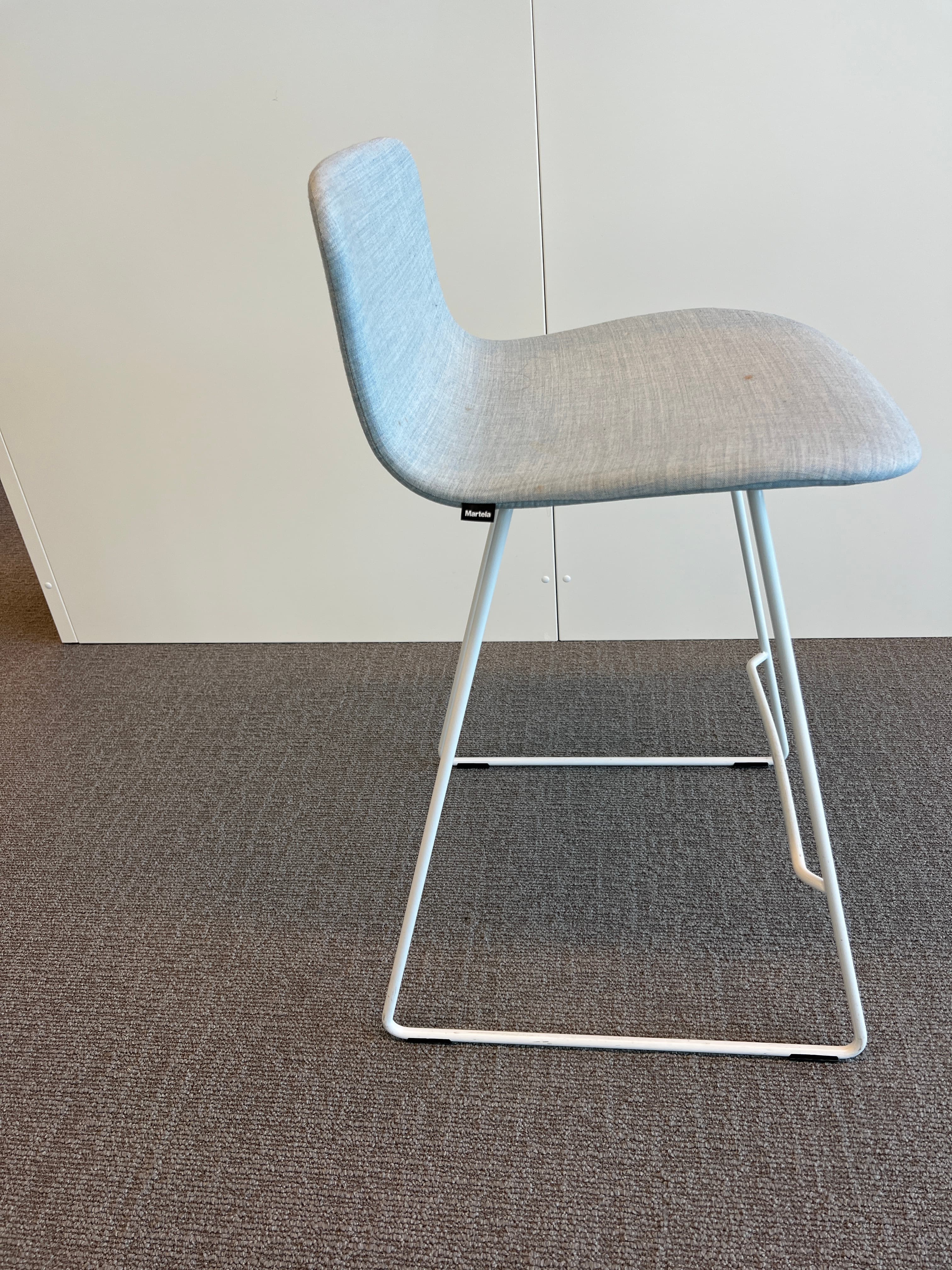 Martela hoge stoel met witgrijze bekleding