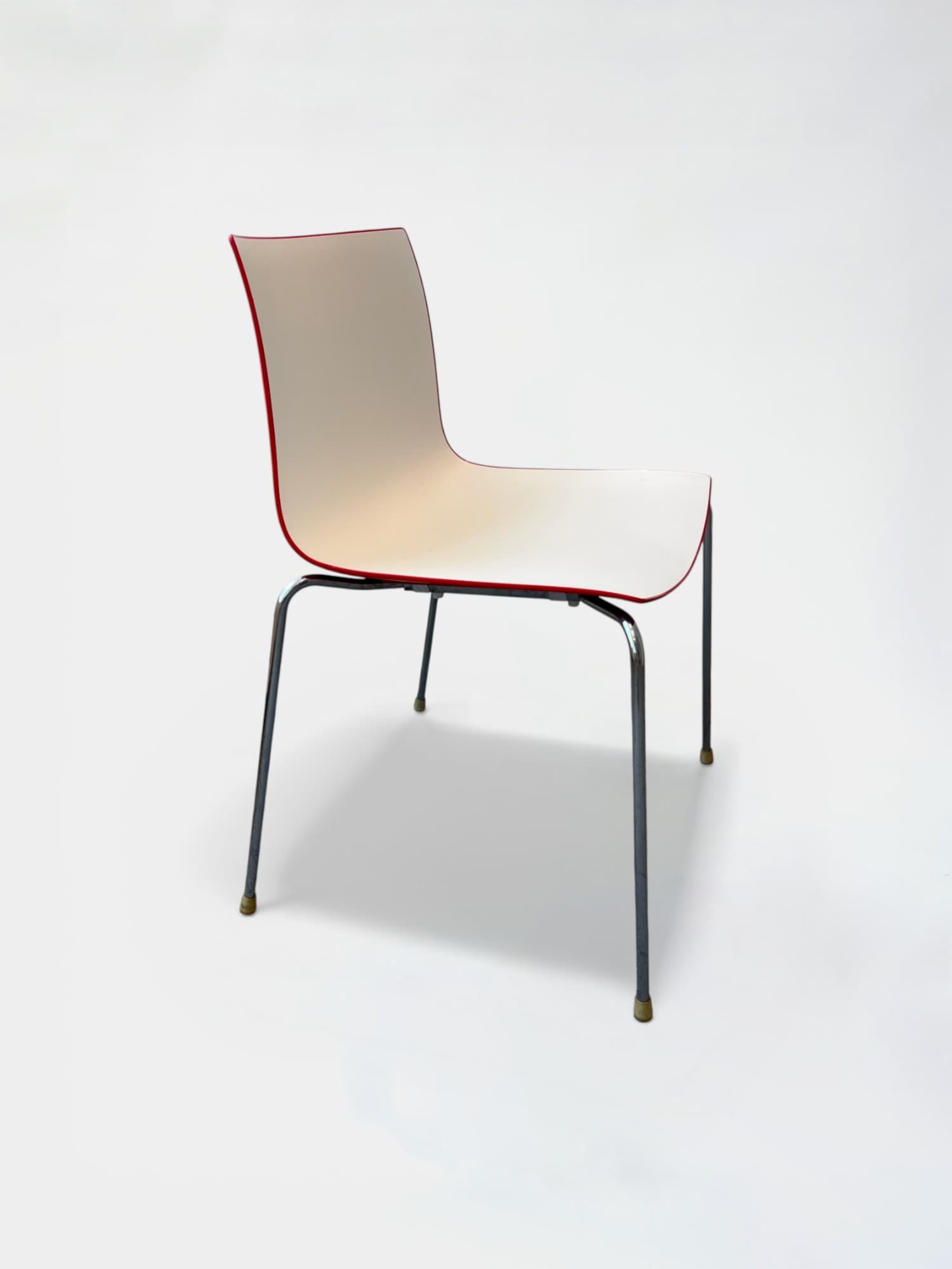 Arper witte en rode plastic stoel