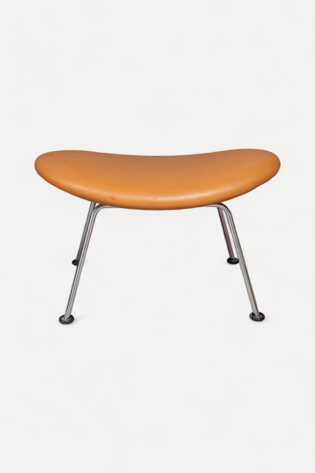 Artifort Camel Tabouret bas en cuir camel avec pieds en acier