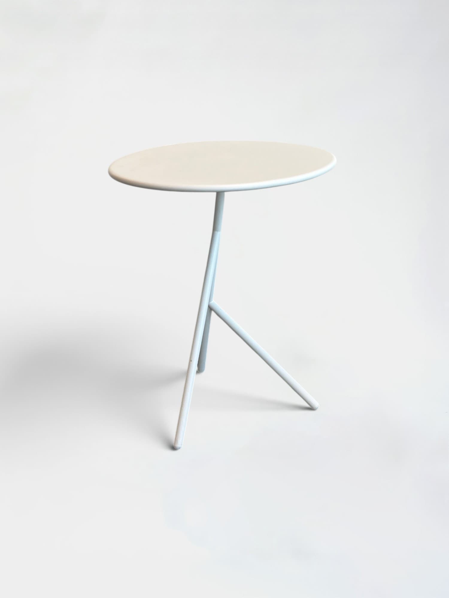 Lage tafel van 45 cm van wit hout en metaal