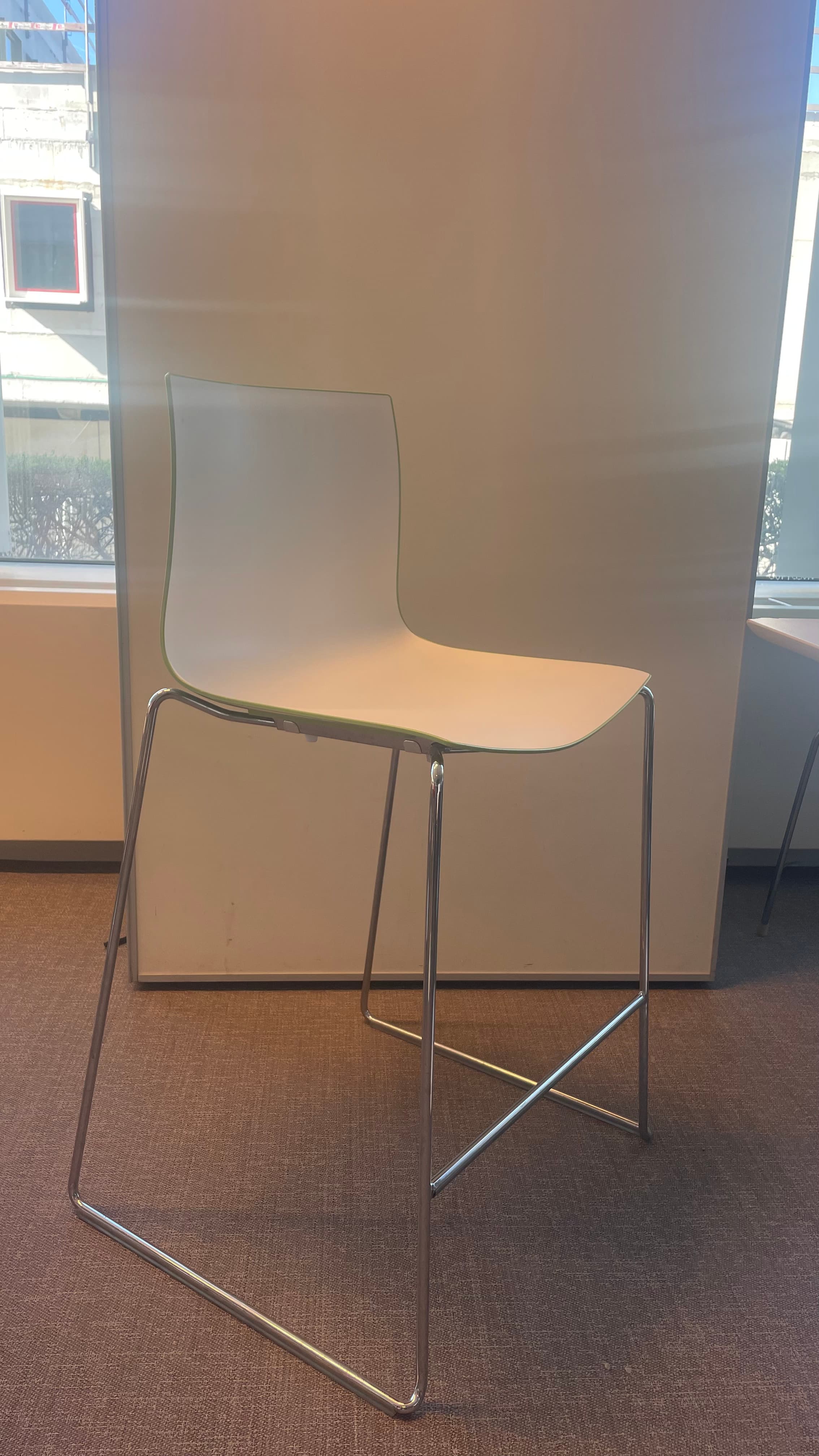 Arper groene en witte plastic kruk