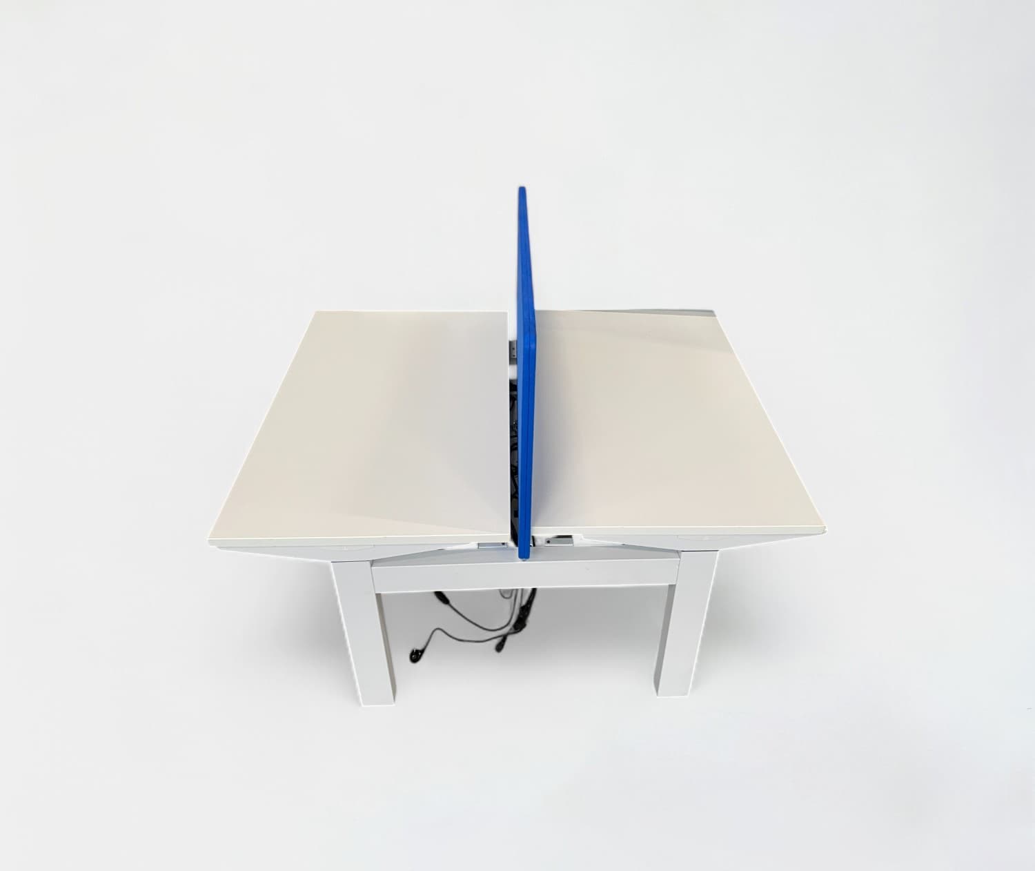 Herman Miller elektrisch trapeziumvormig wit houten duo bureau zonder de separator