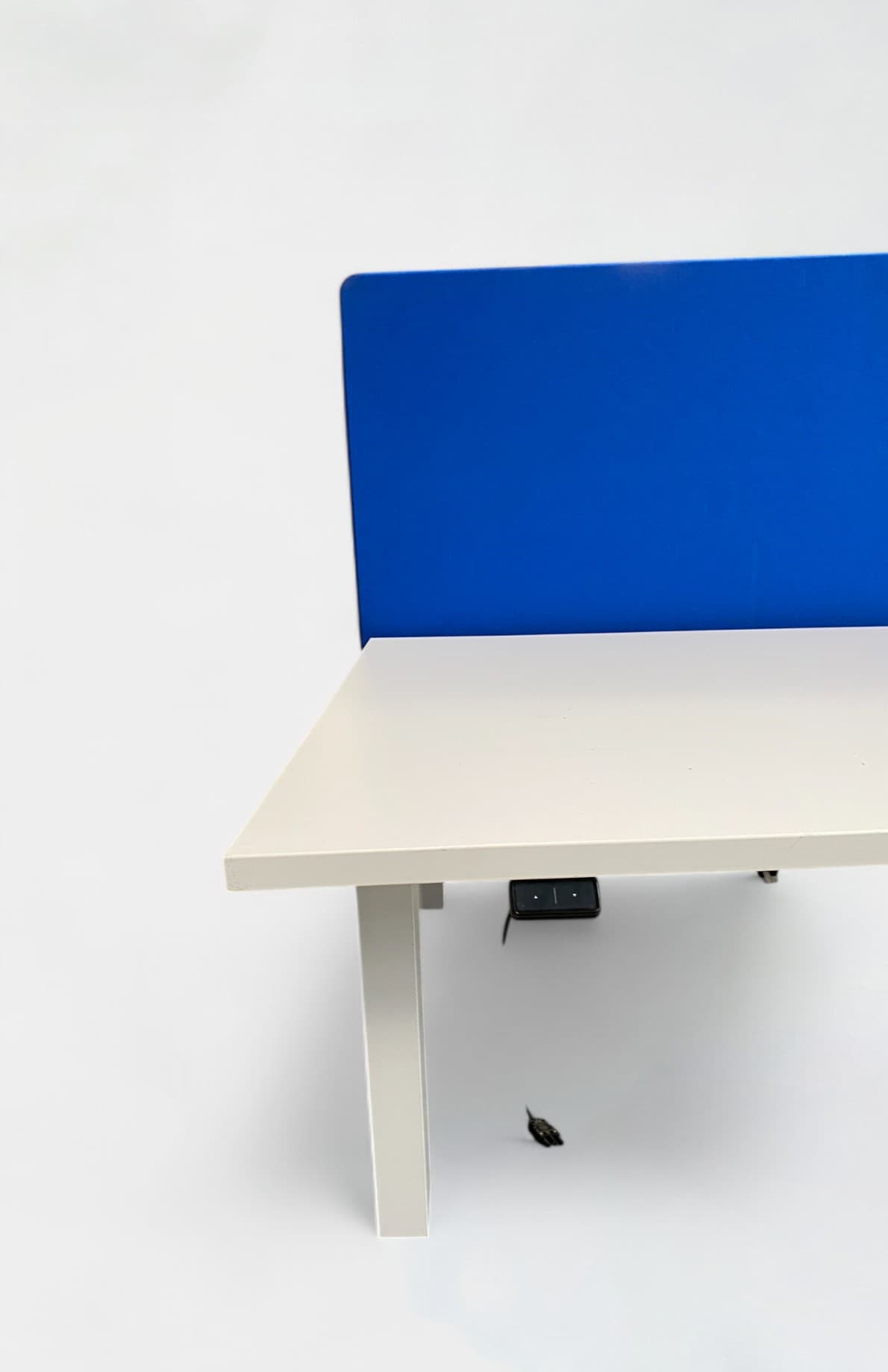Herman Miller elektrisch trapeziumvormig wit houten duo bureau zonder de separator