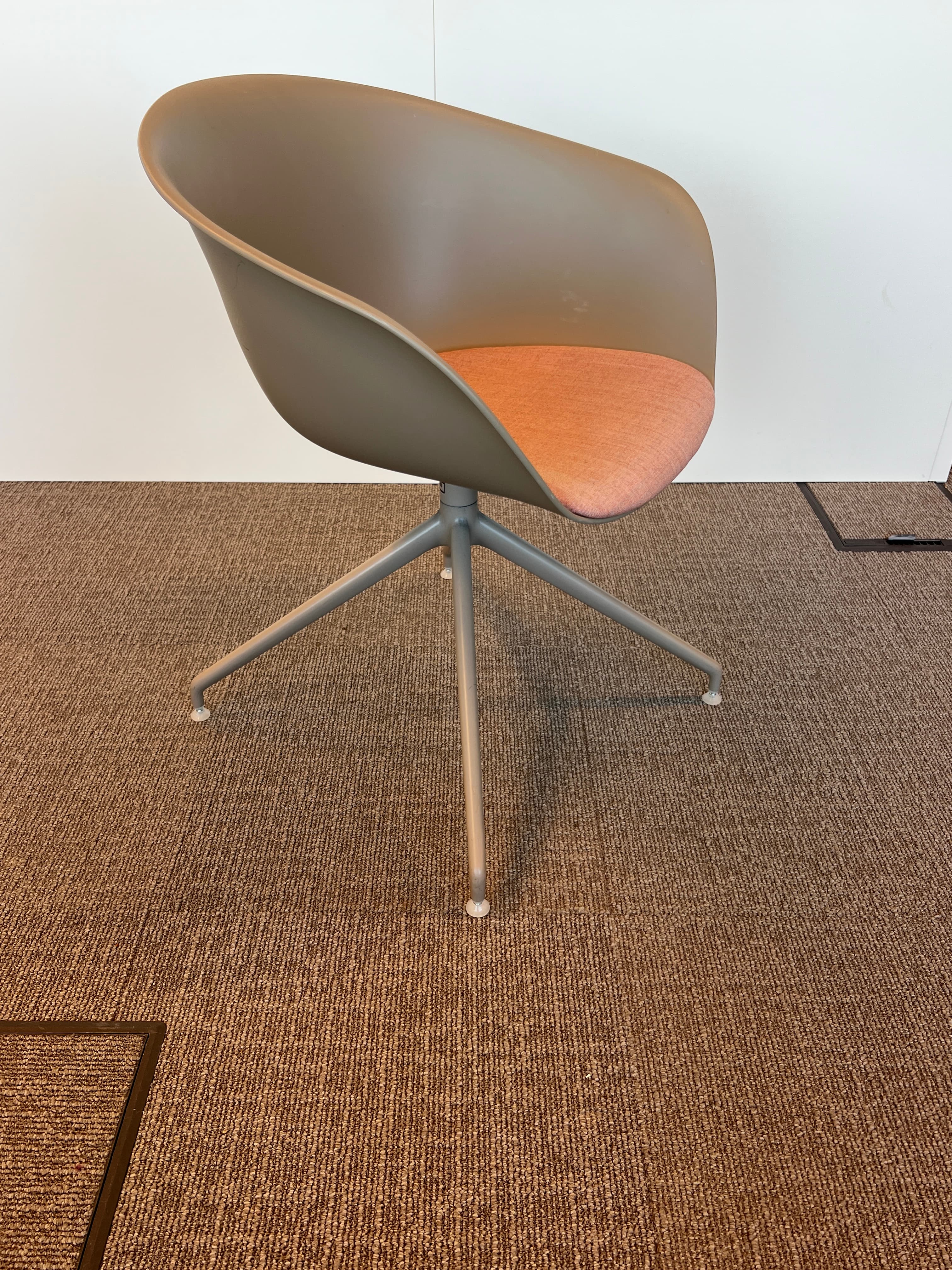 Fauteuil Arper en plastique gris avec assise en tissu saumon