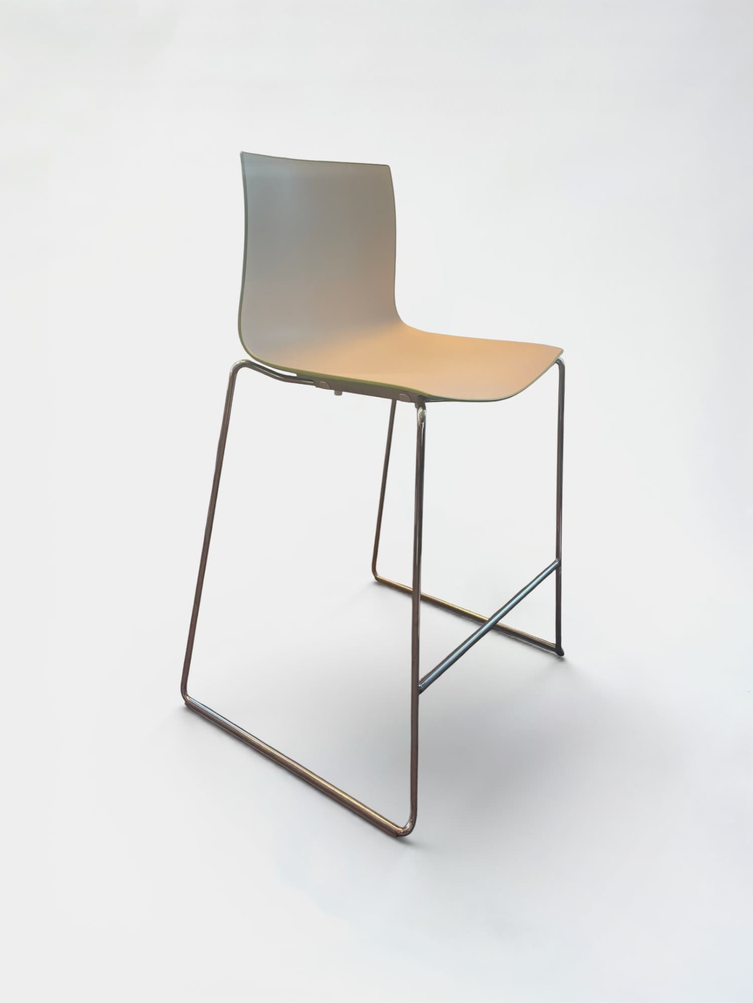 Arper groene en witte plastic kruk