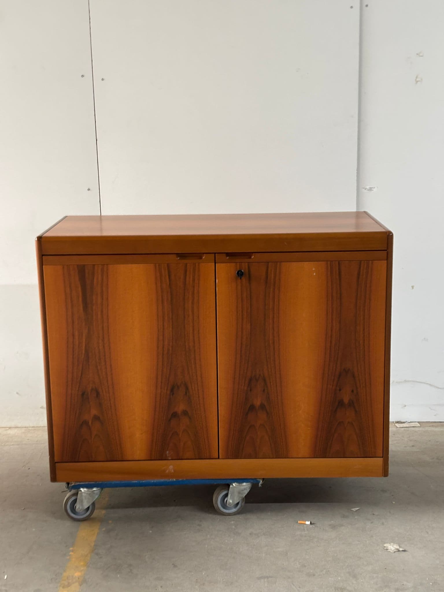 Rangement vintage en bois de noyer