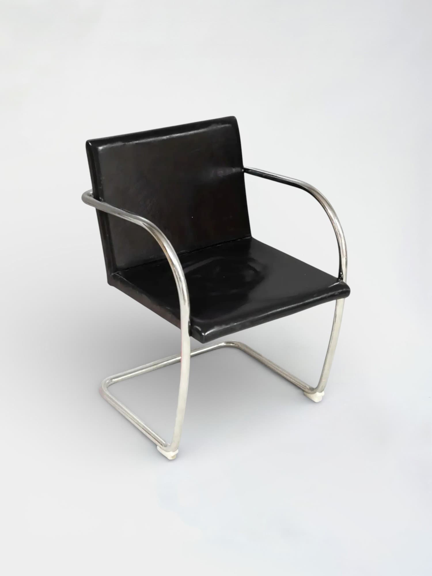 Knoll Brno replica Zwart leren stoel met stalen armleuning en poten