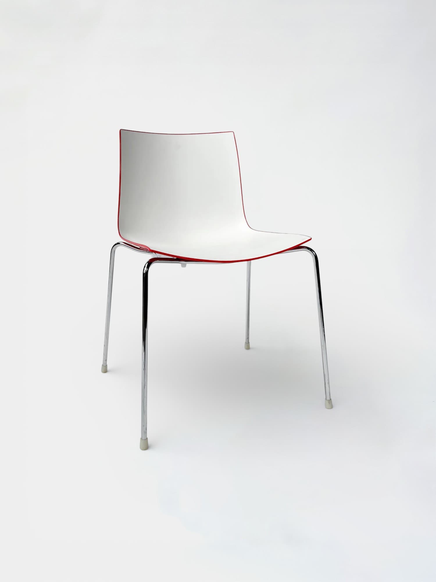 Arper Catifa 46 bicolor red-and-white plastic chair by Lievore Altherr Molina