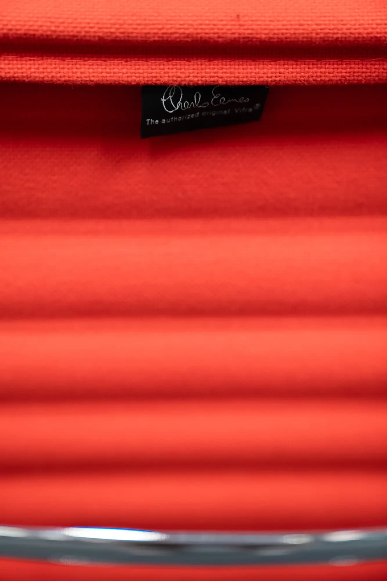 Vitra EA 119 oranje stoel op wielen