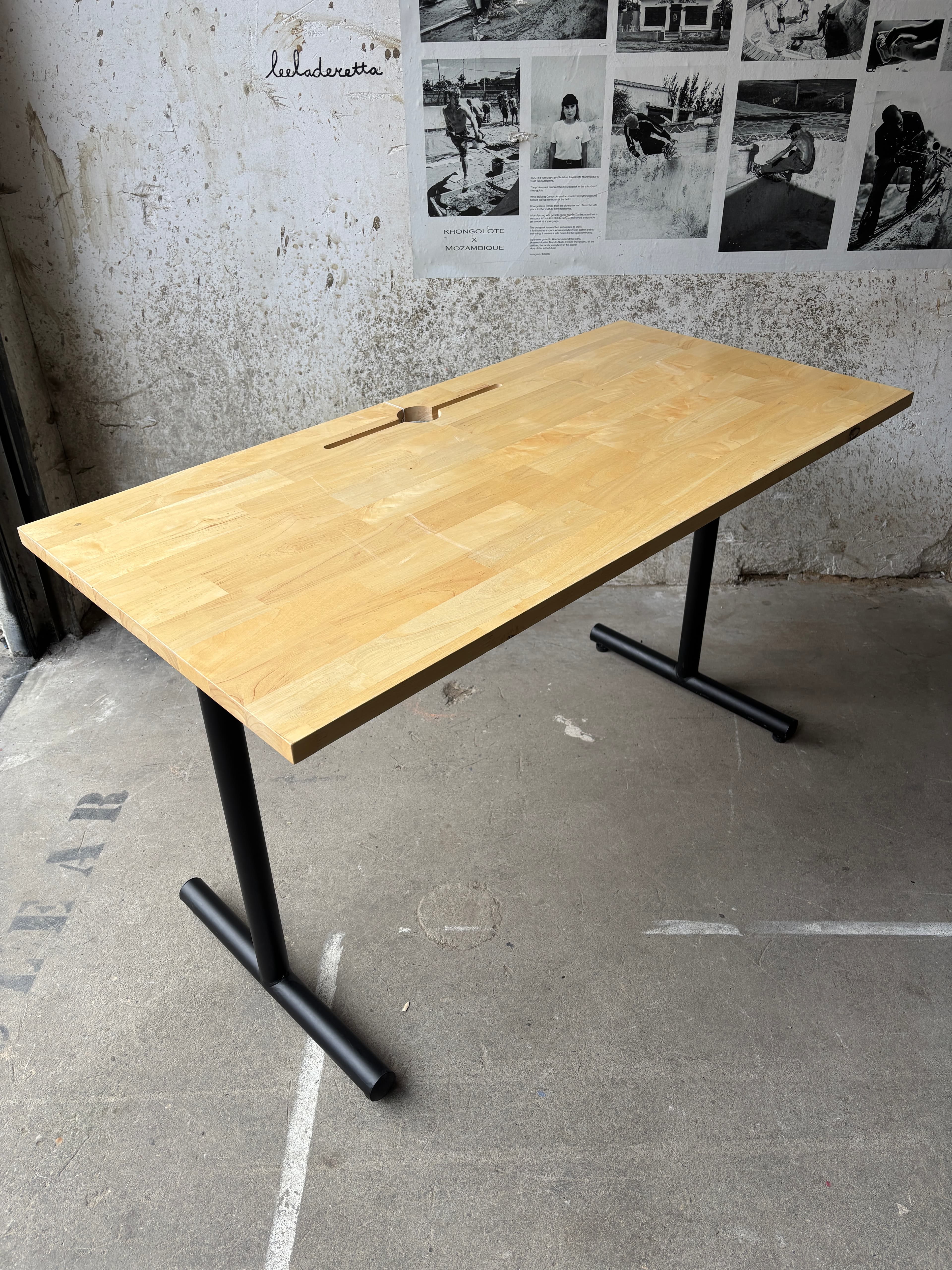 Houten bureau met toegang boven en zwart stalen T-poten