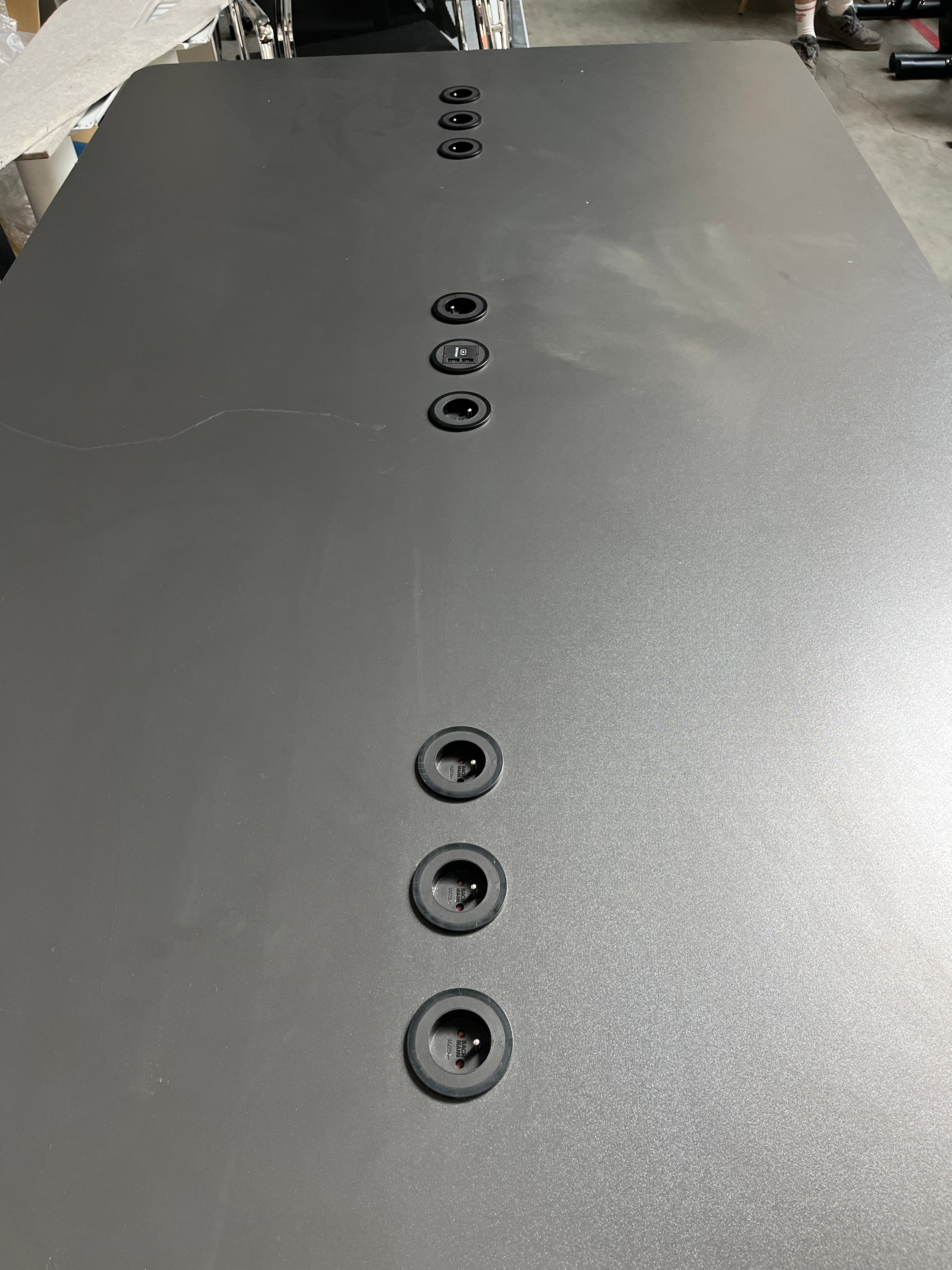 Table de réunion Sedus Black 200cm avec prises intégrées avec quelques rayures sur le plateau