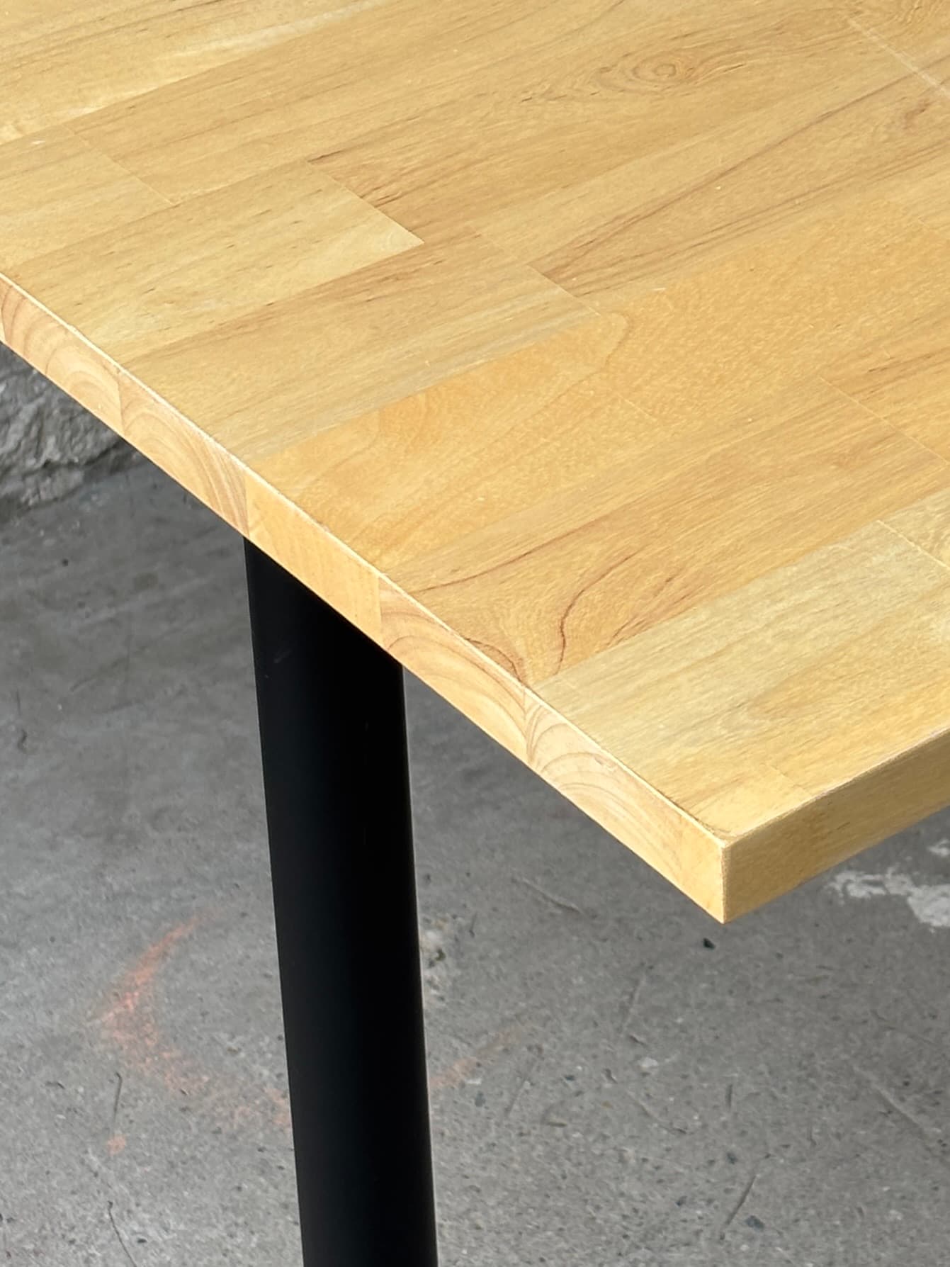 Houten bureau met toegang boven en zwart stalen T-poten