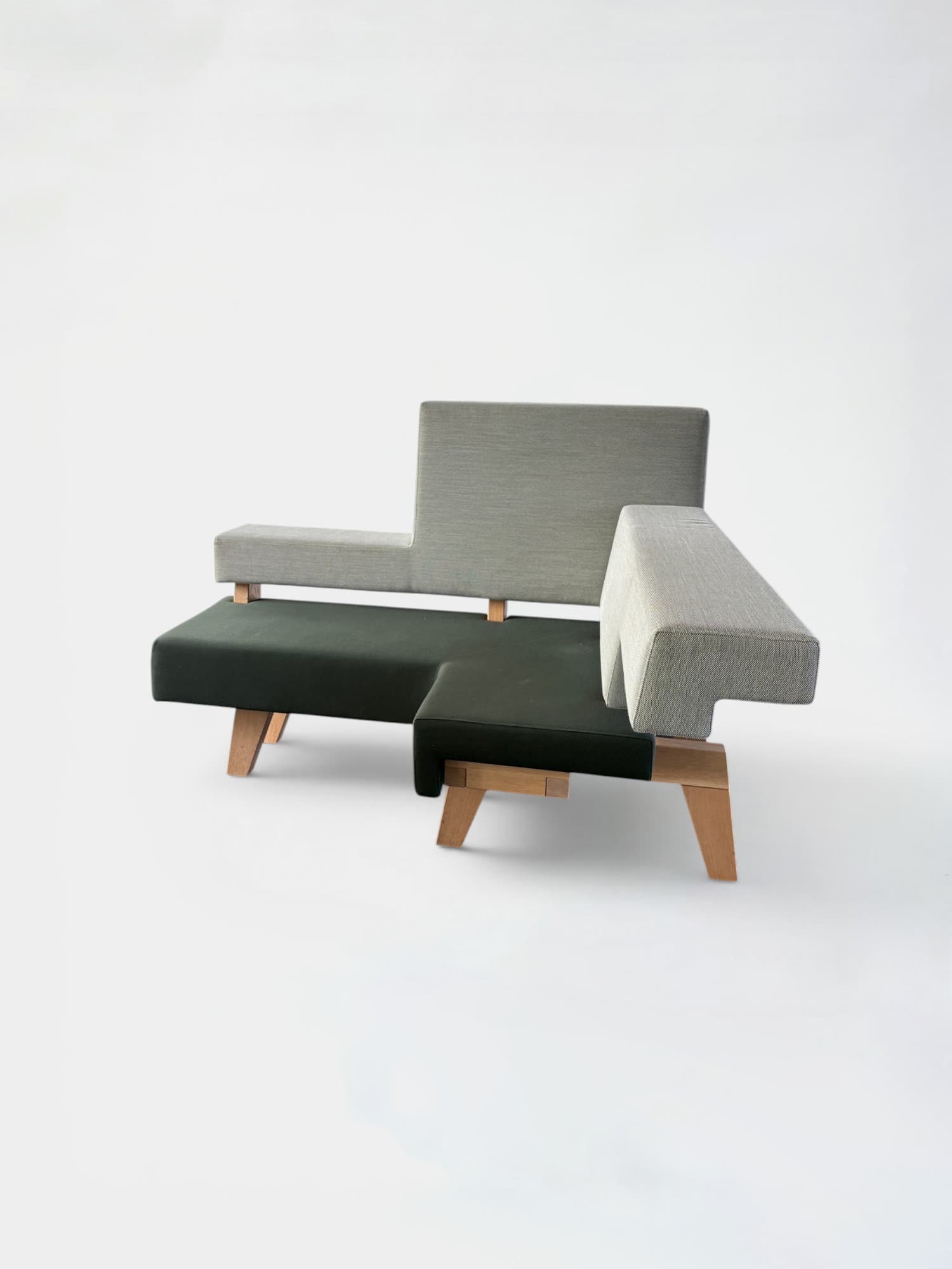 PROOF licht- en donkergroene bank op houten structuur