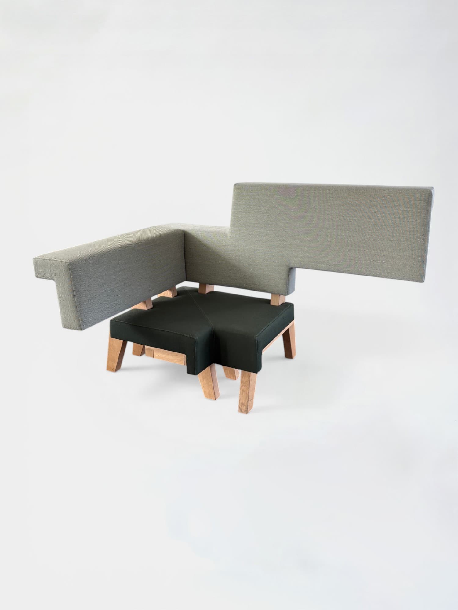 PROOF licht- en donkergroene bank op houten structuur