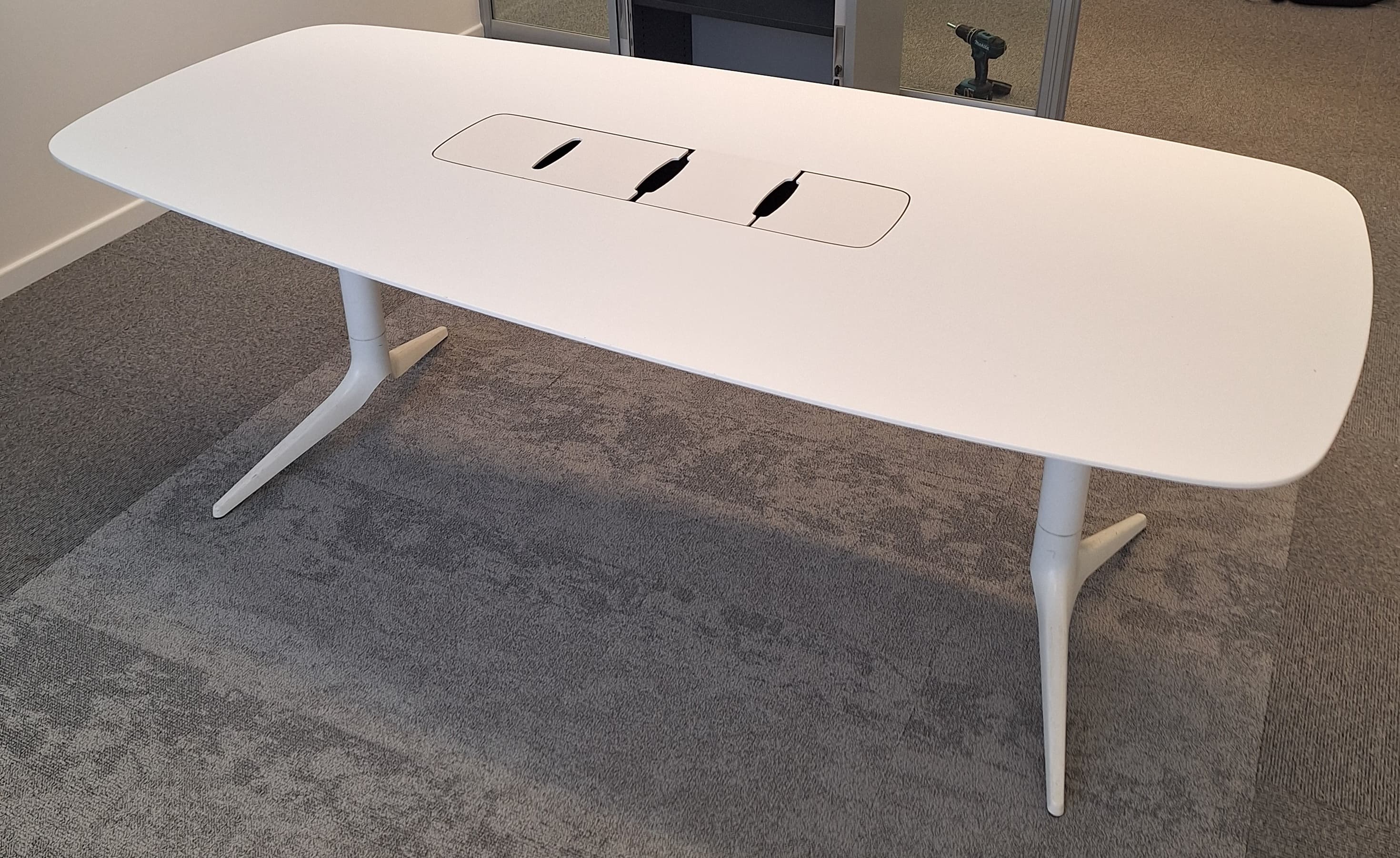 Table de réunion ovale blanche EFG HideTech 215 cm avec accès au plateau