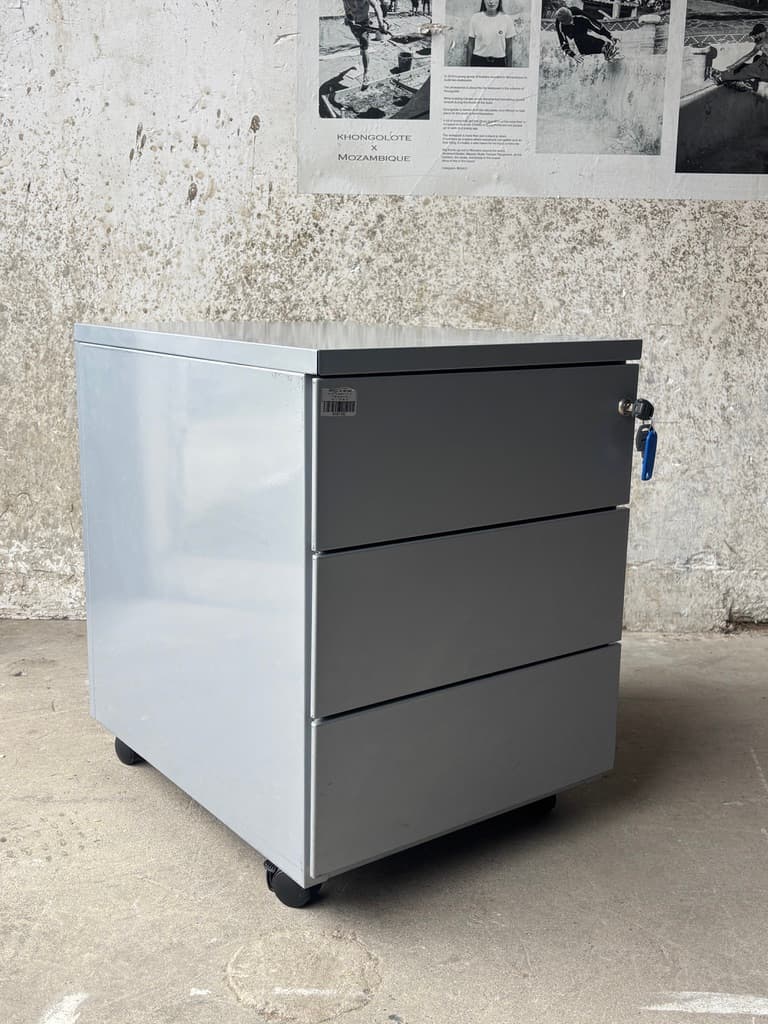 Drawer unit with key