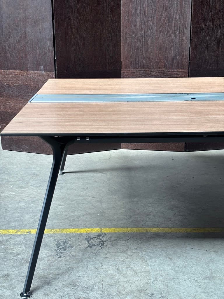 180 cm Wortelnotenhouten executive bureau met toegang boven en eigentijds ontwerp