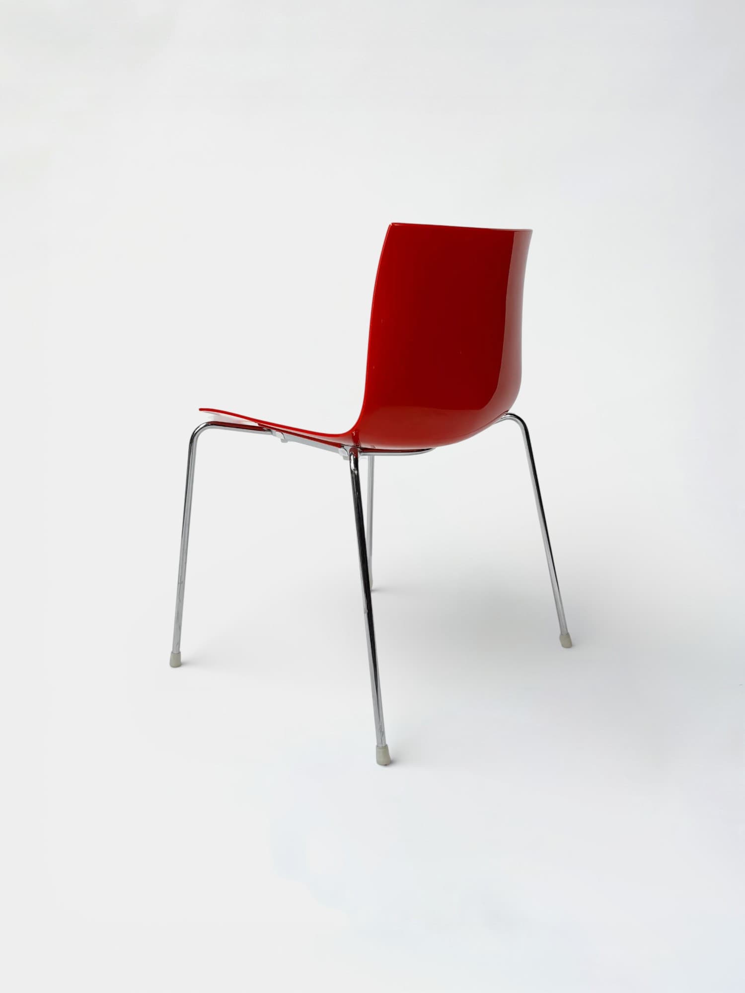 Arper Catifa 46 bicolor red-and-white plastic chair by Lievore Altherr Molina