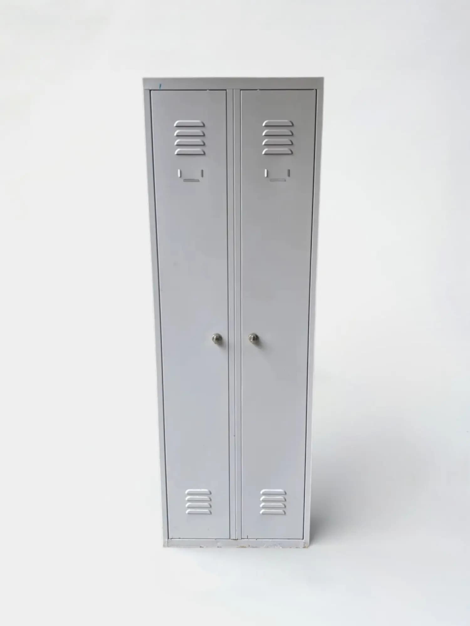 Industriële grijze metalen kast met dubbele deur