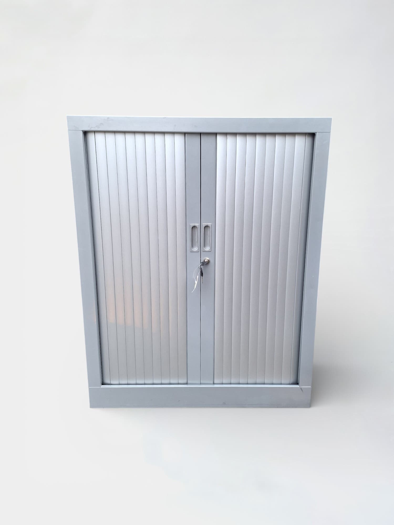 Grijze metalen kast met afsluitbare deuren en verstelbare binnenplanken