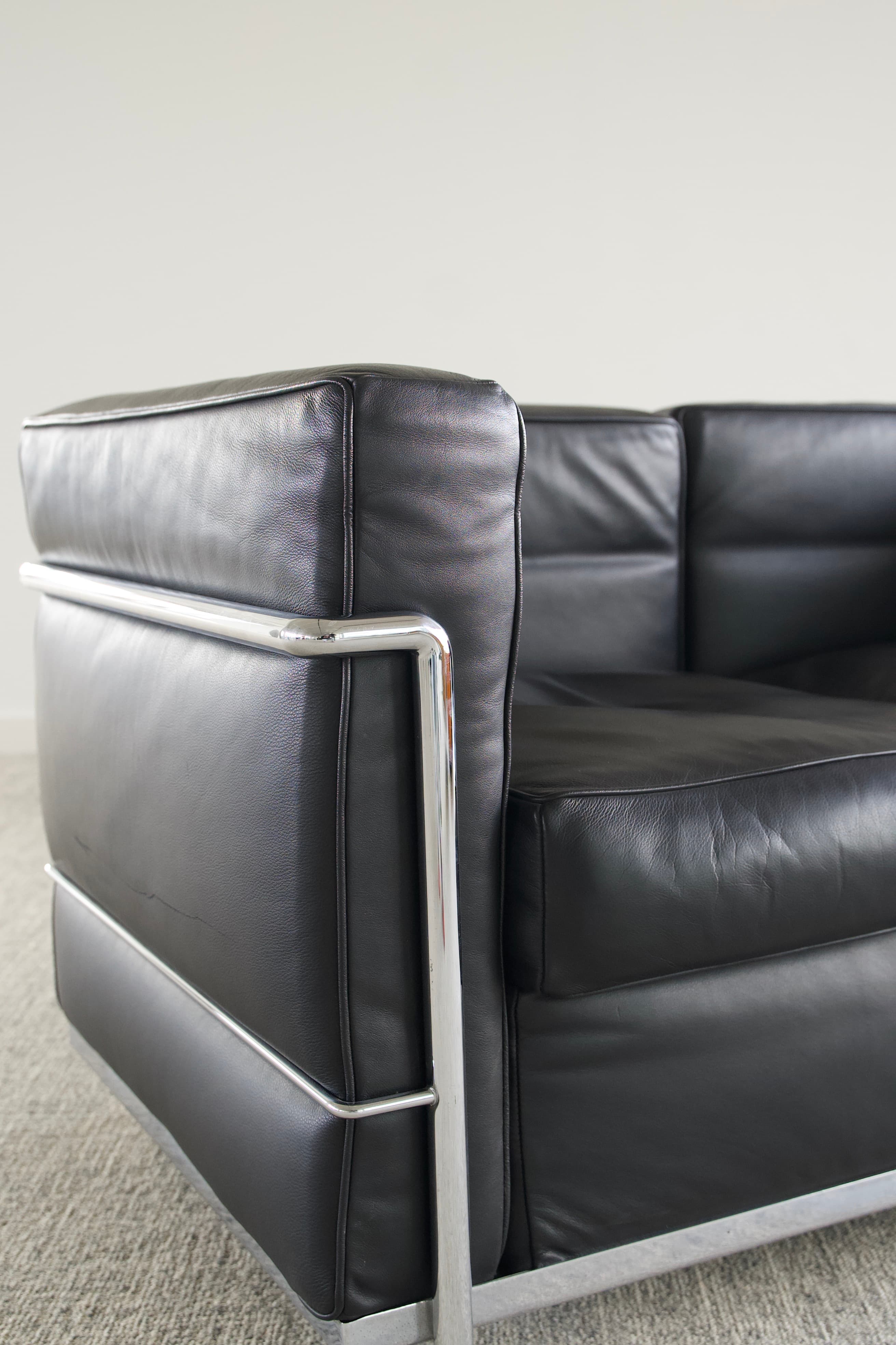 Canapé 2 places en cuir noir, inspiration Cassina