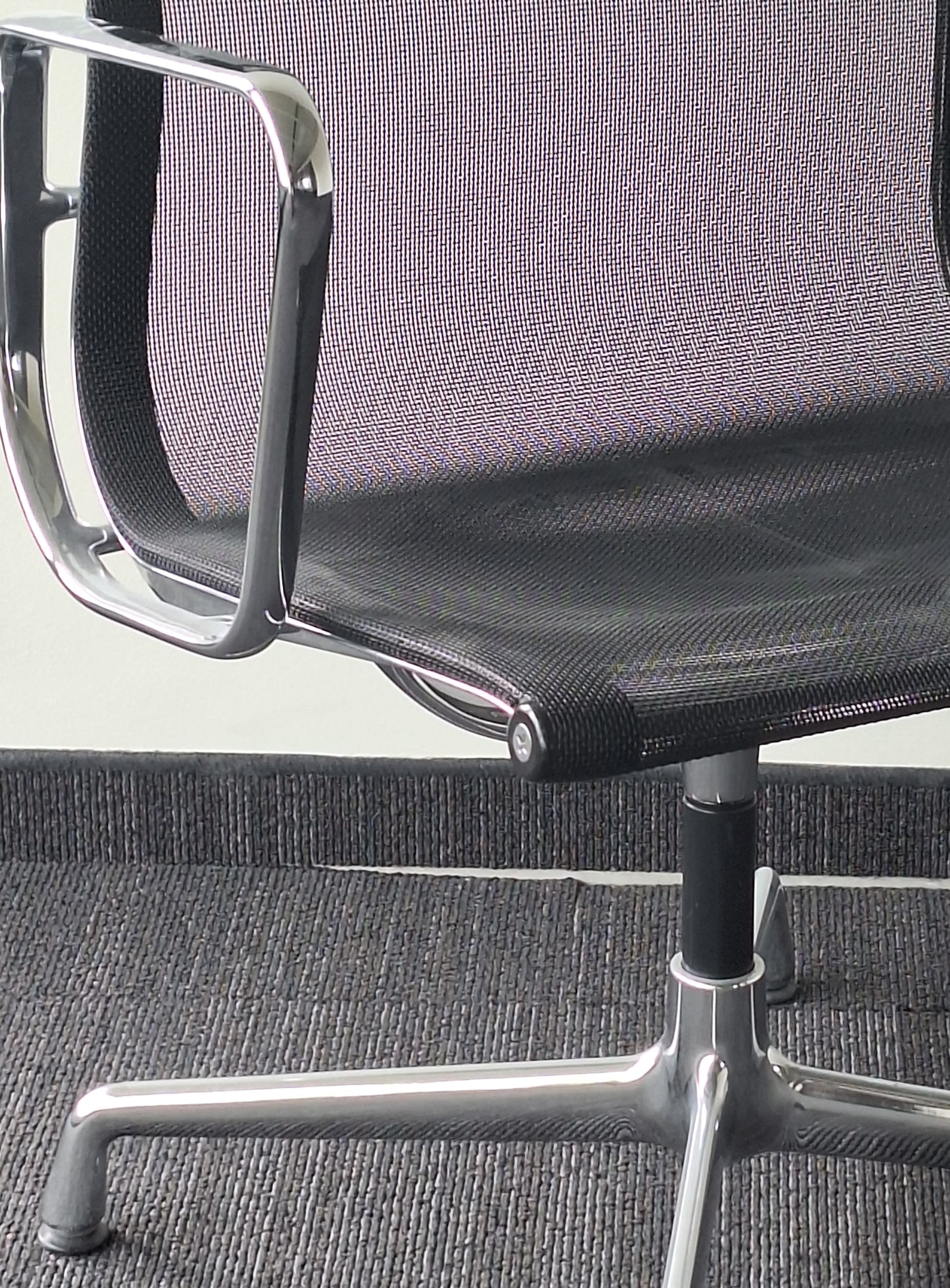 Vitra Eames Aluminium Chair EA 107