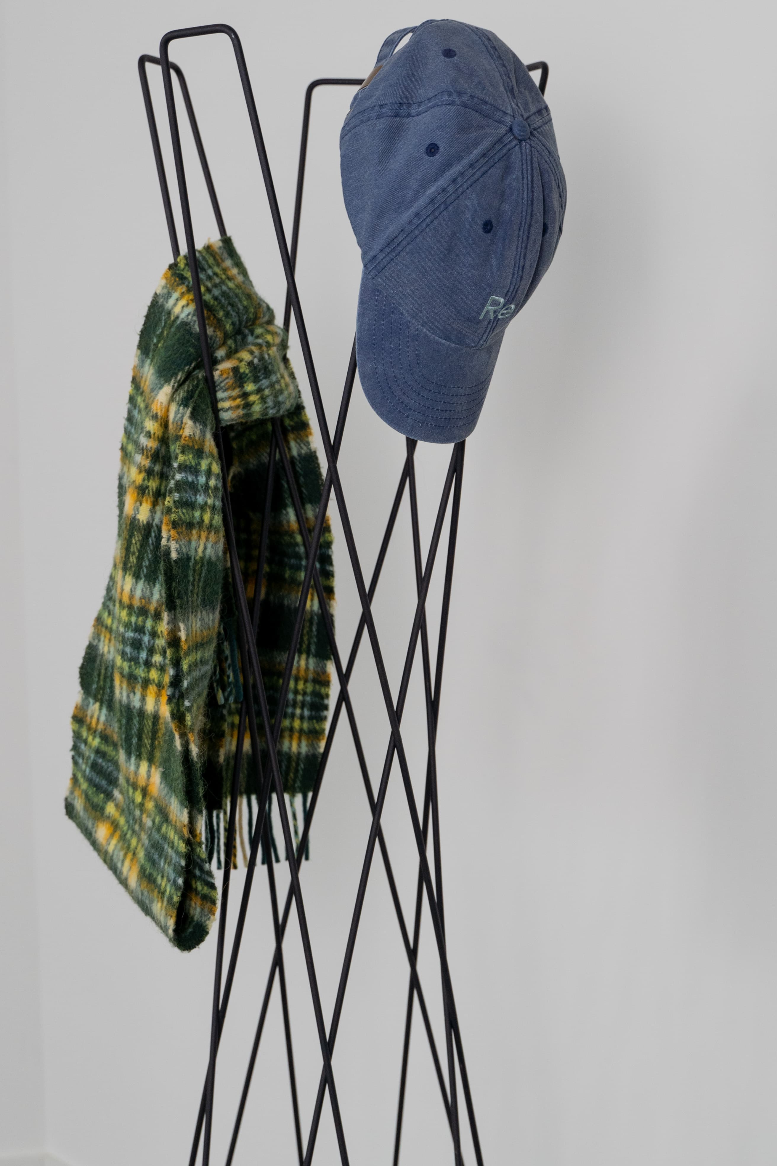 Porte-manteau en métal noir Cascando avec design géométrique