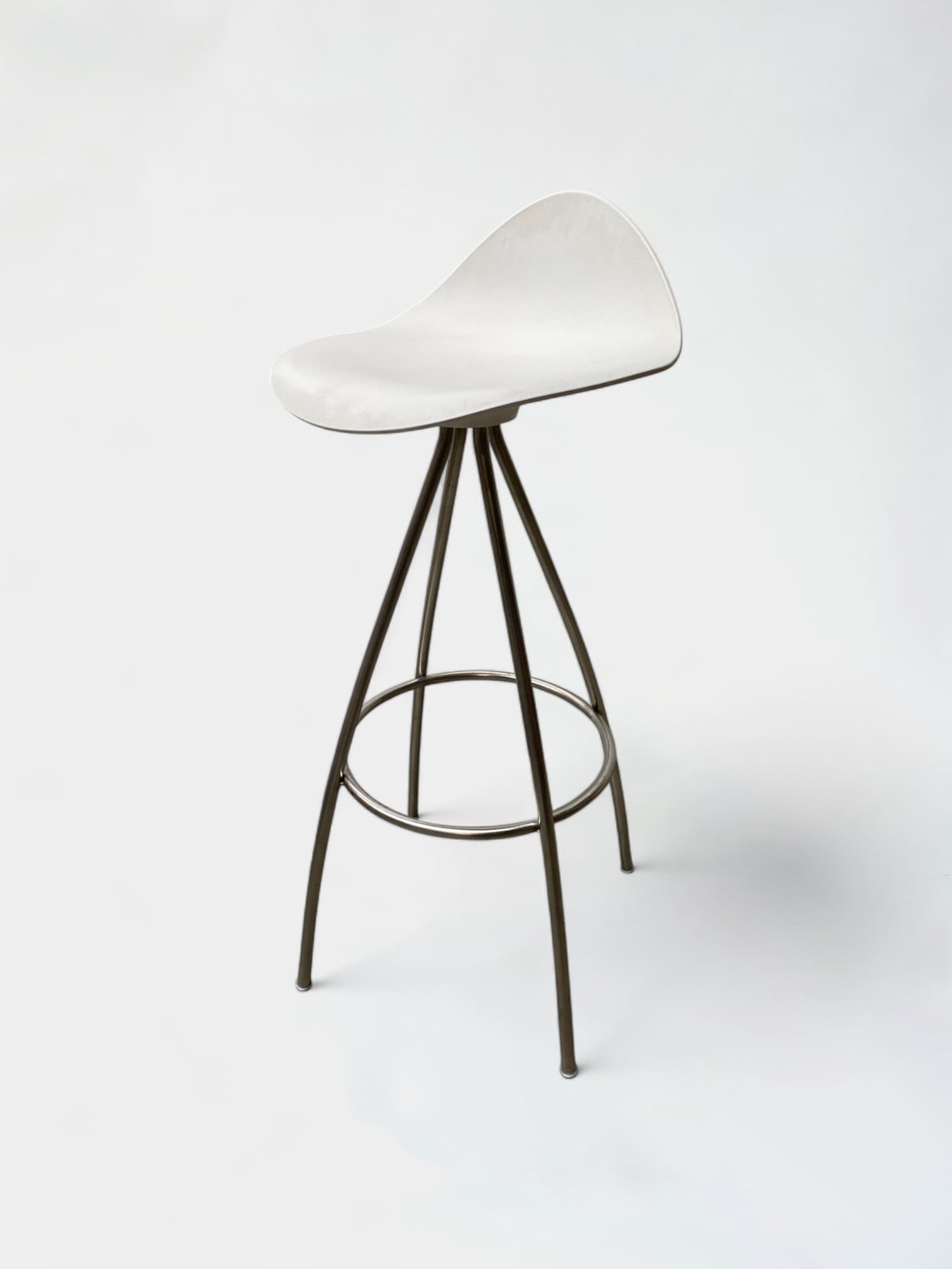 Witte plastic kruk met metalen frame