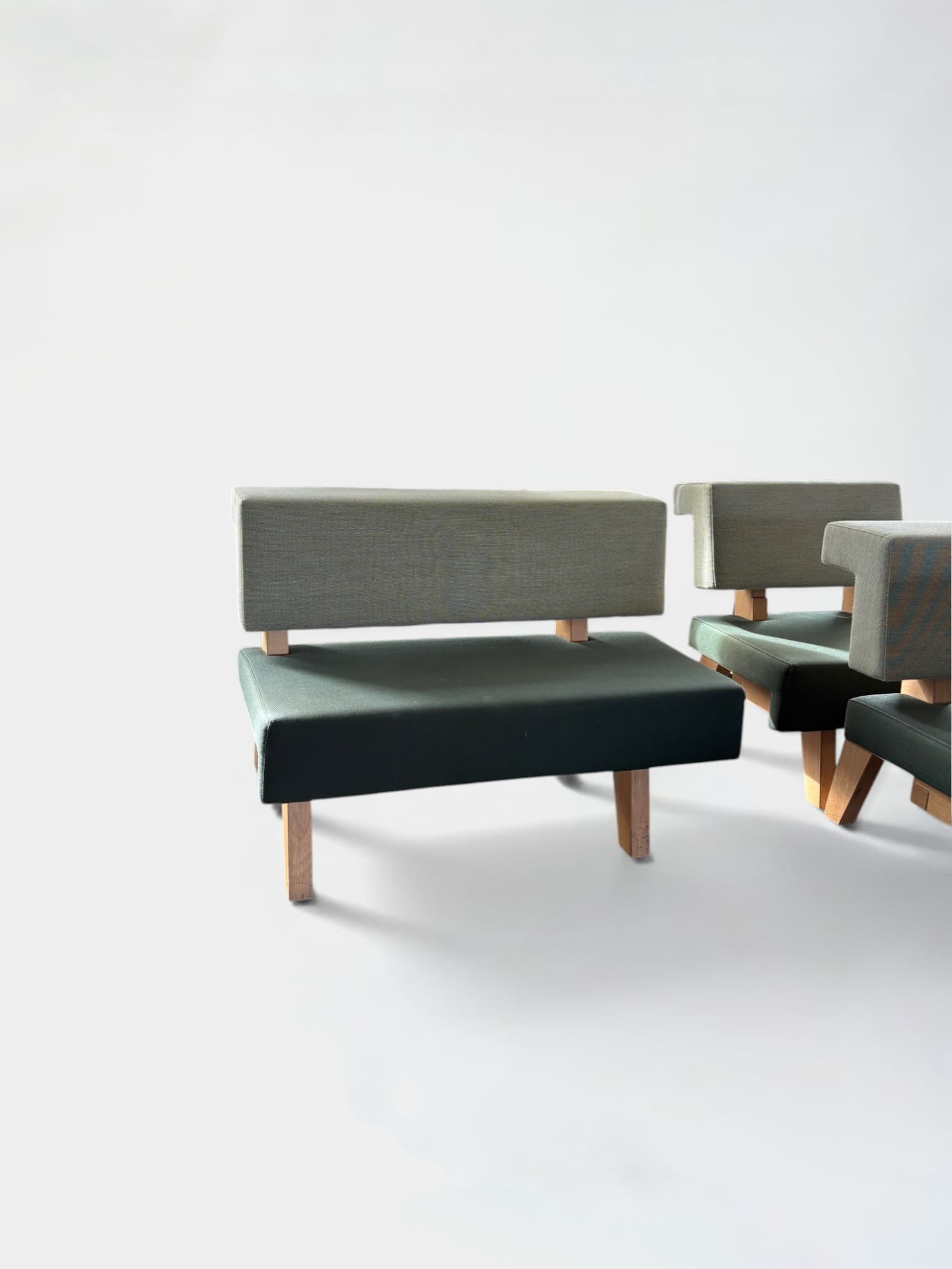 PROOF licht- en donkergroene bank op houten structuur