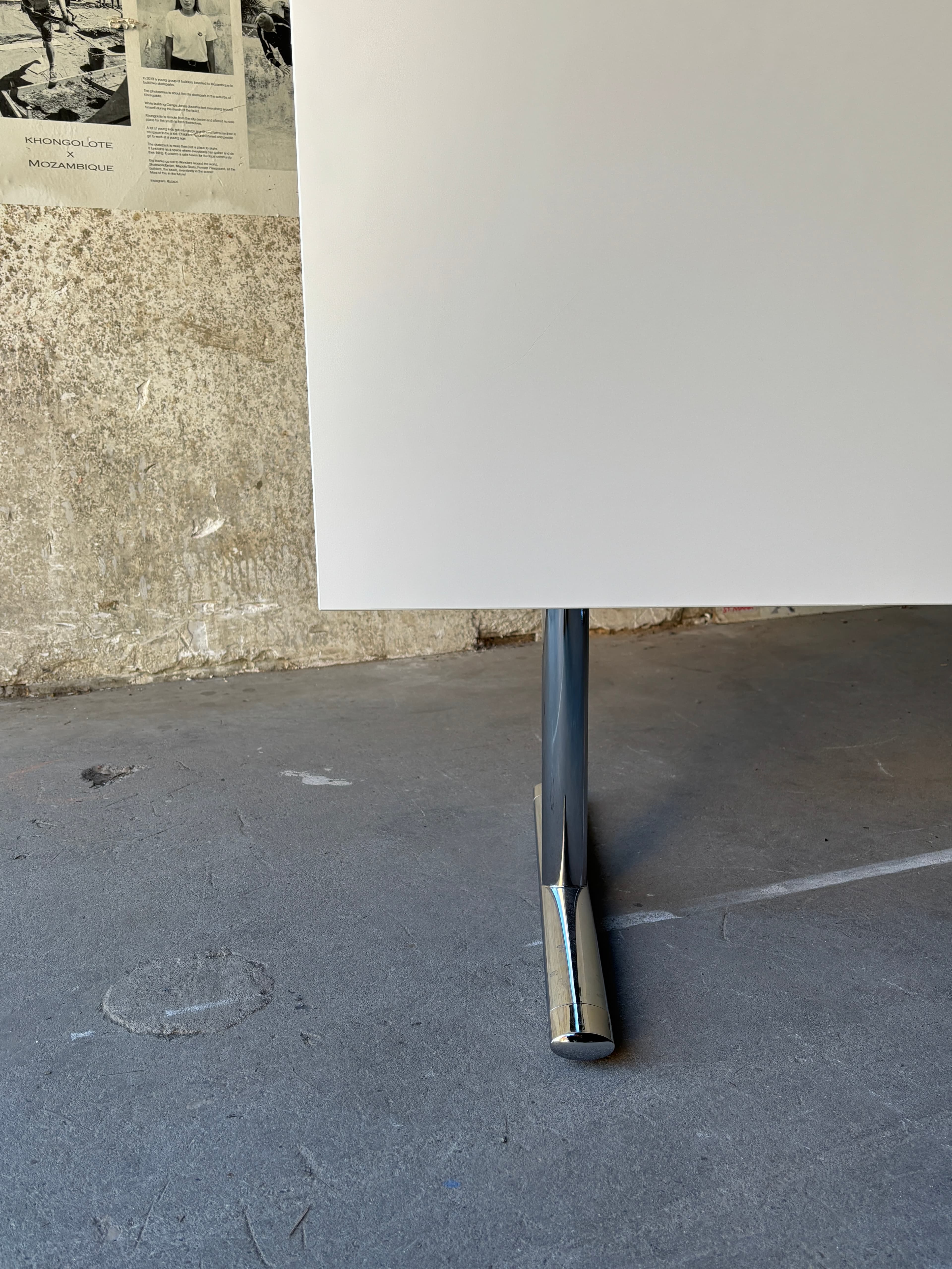 Howe 180 cm minimalistisch bureau met metalen poten en wit blad