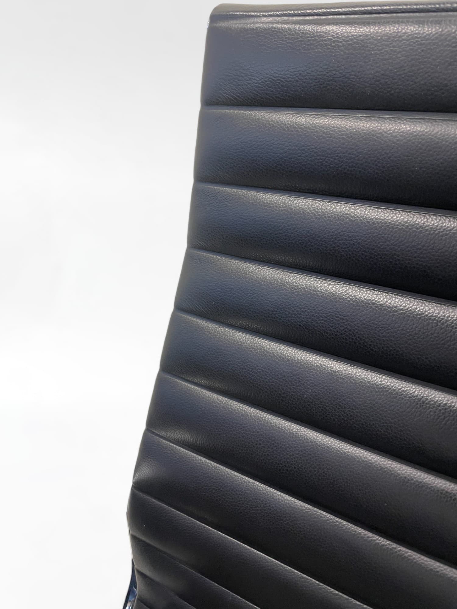 Vitra Eames leren stoel zwart EA119