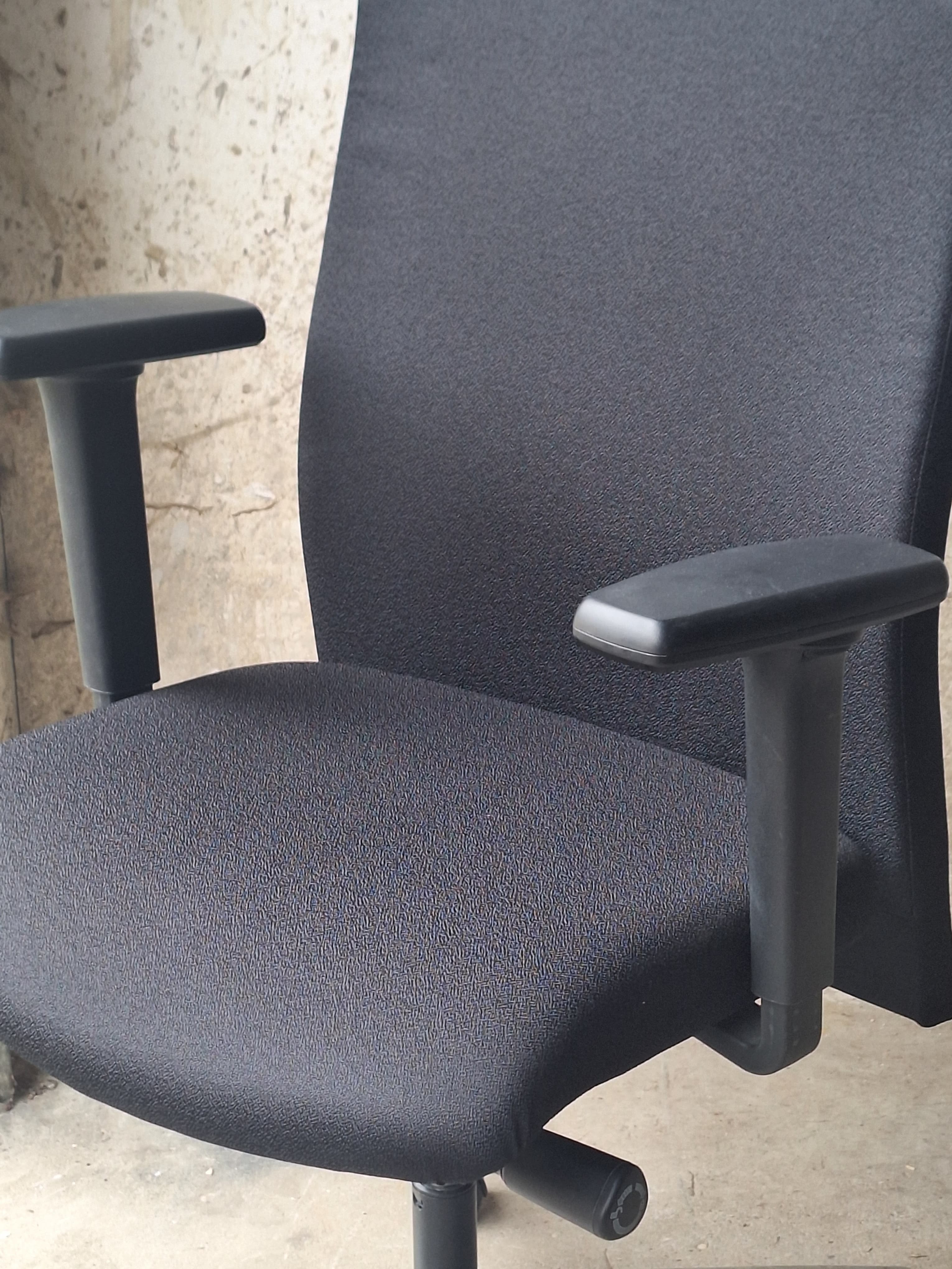 Intersthul Verstelbare ZWARTE bureaustoel op wieltjes