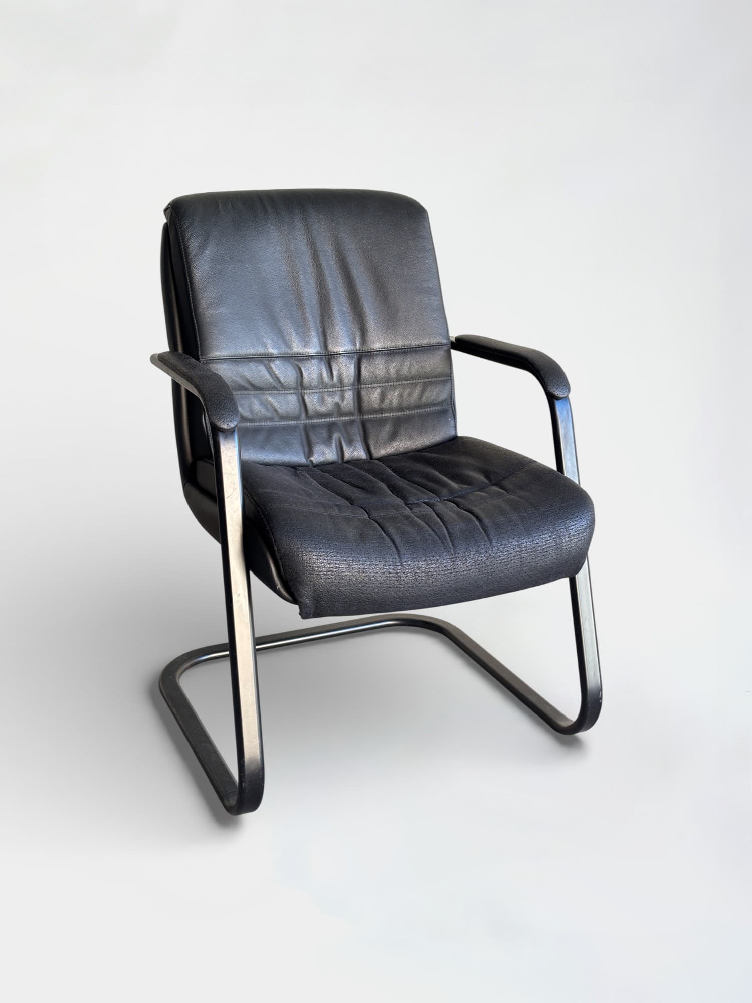 Fauteuil Sitland en simili cuir noir