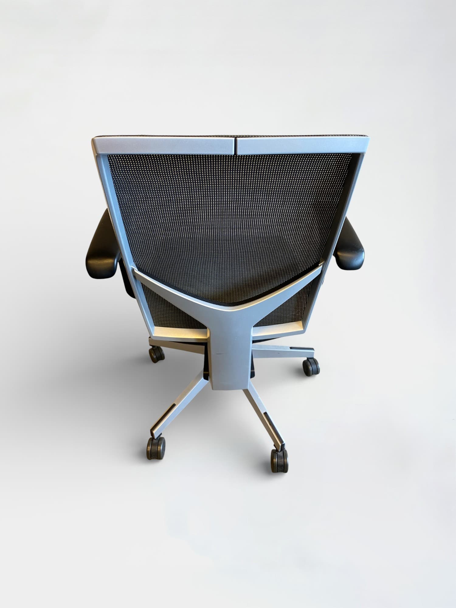 Giroflex grey mesh back with black leather seating office chair with grey plastic structure