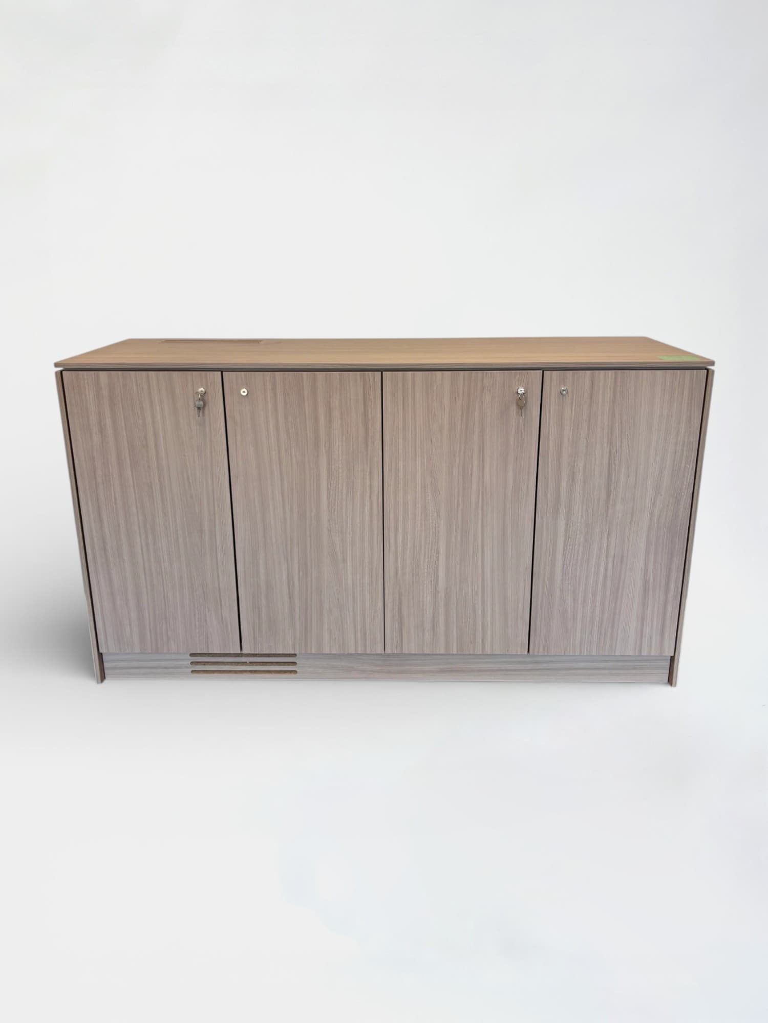 4 deuren Houtopslag met sleutels en kleine koelkast