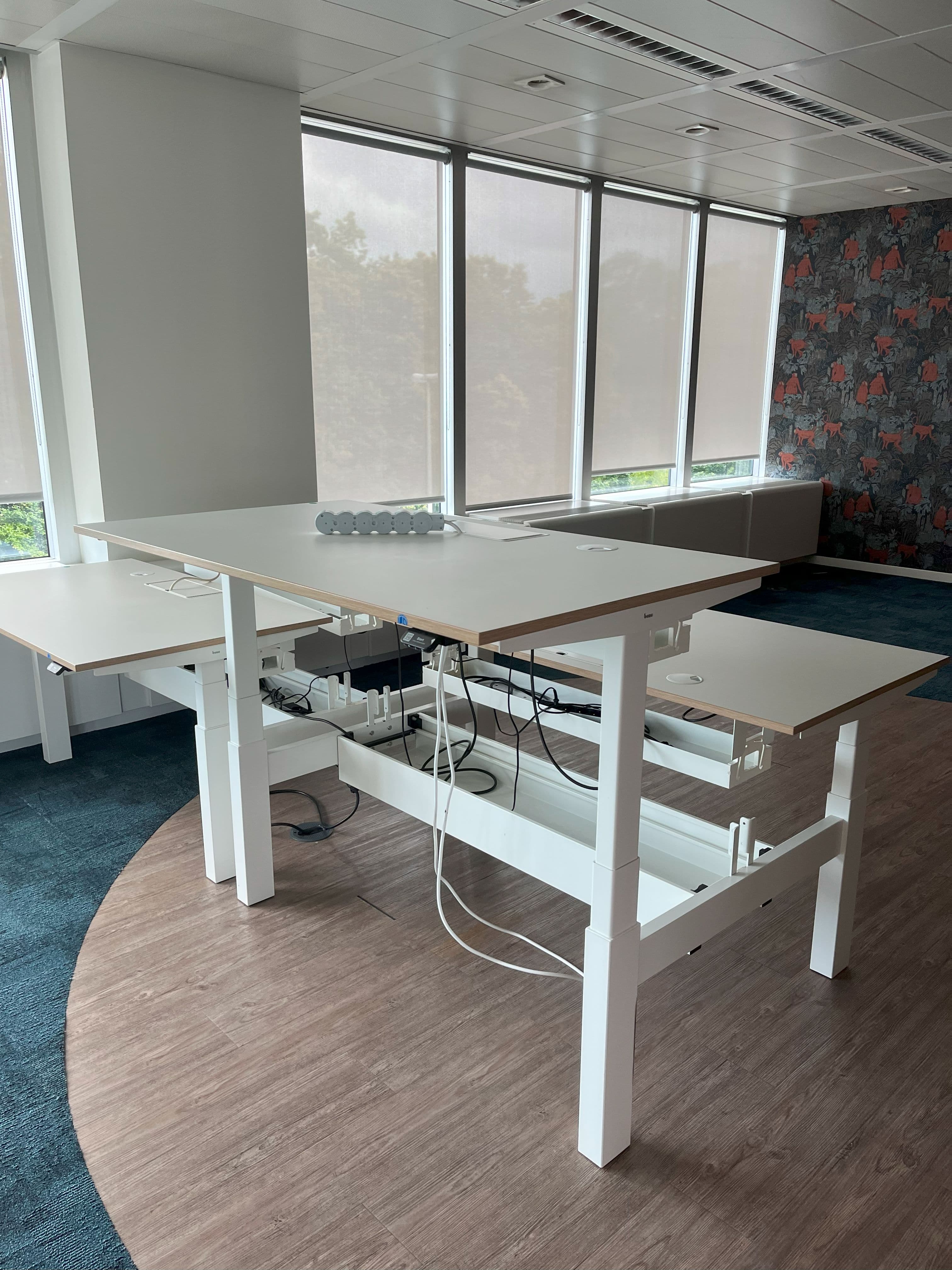 BENE 140cm Wit duo bureau elektrisch met blauw/groen tussenschot