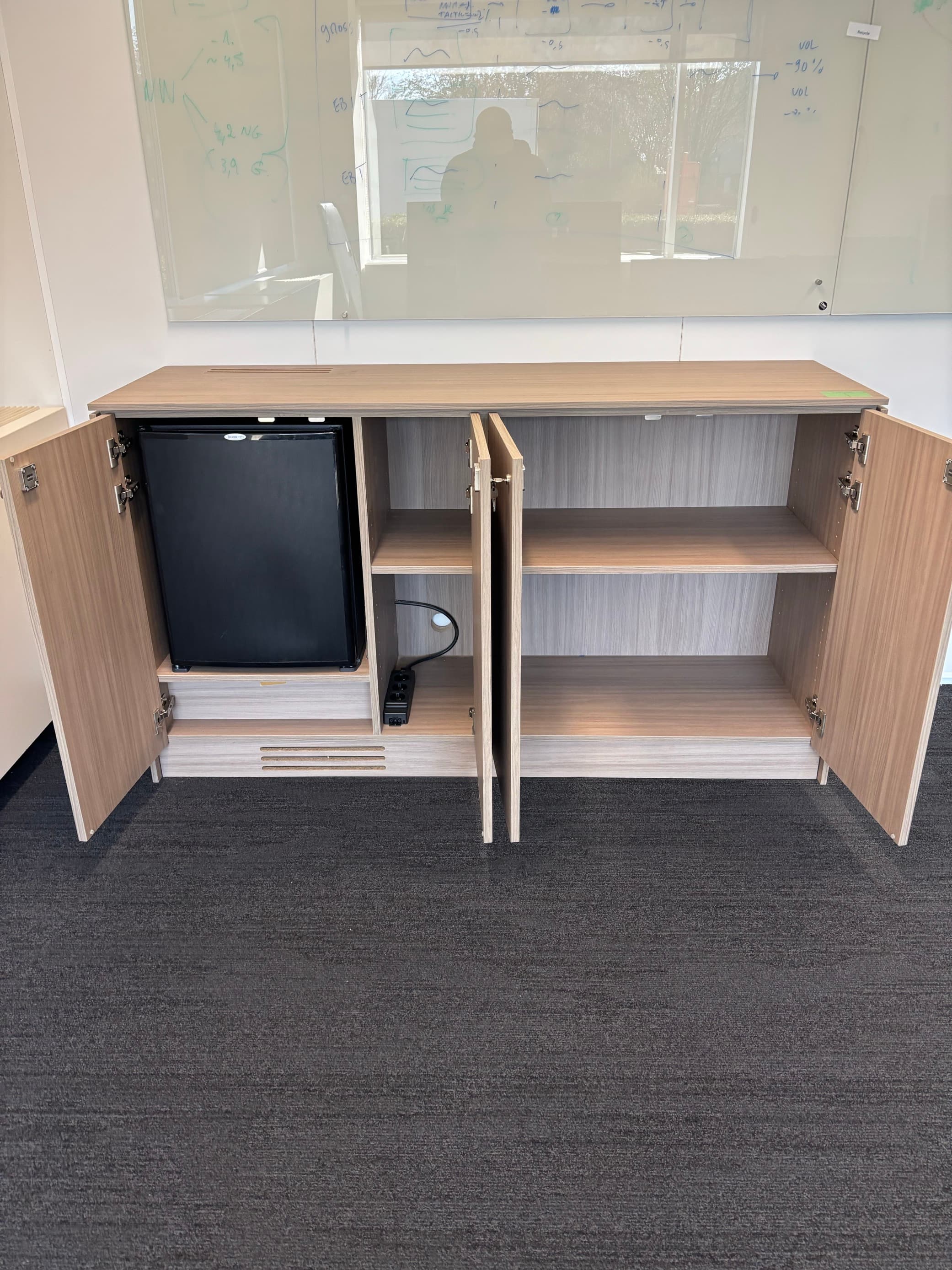 4 deuren Houtopslag met sleutels en kleine koelkast