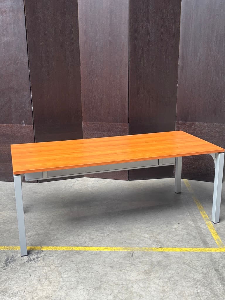 180 cm Kantoorbureau in oranje houtafwerking met grijs metalen frame