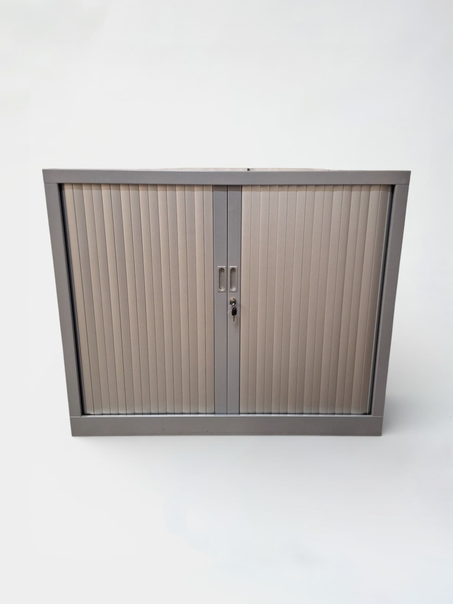 Grijze metalen kast met afsluitbare deuren en verstelbare binnenplanken