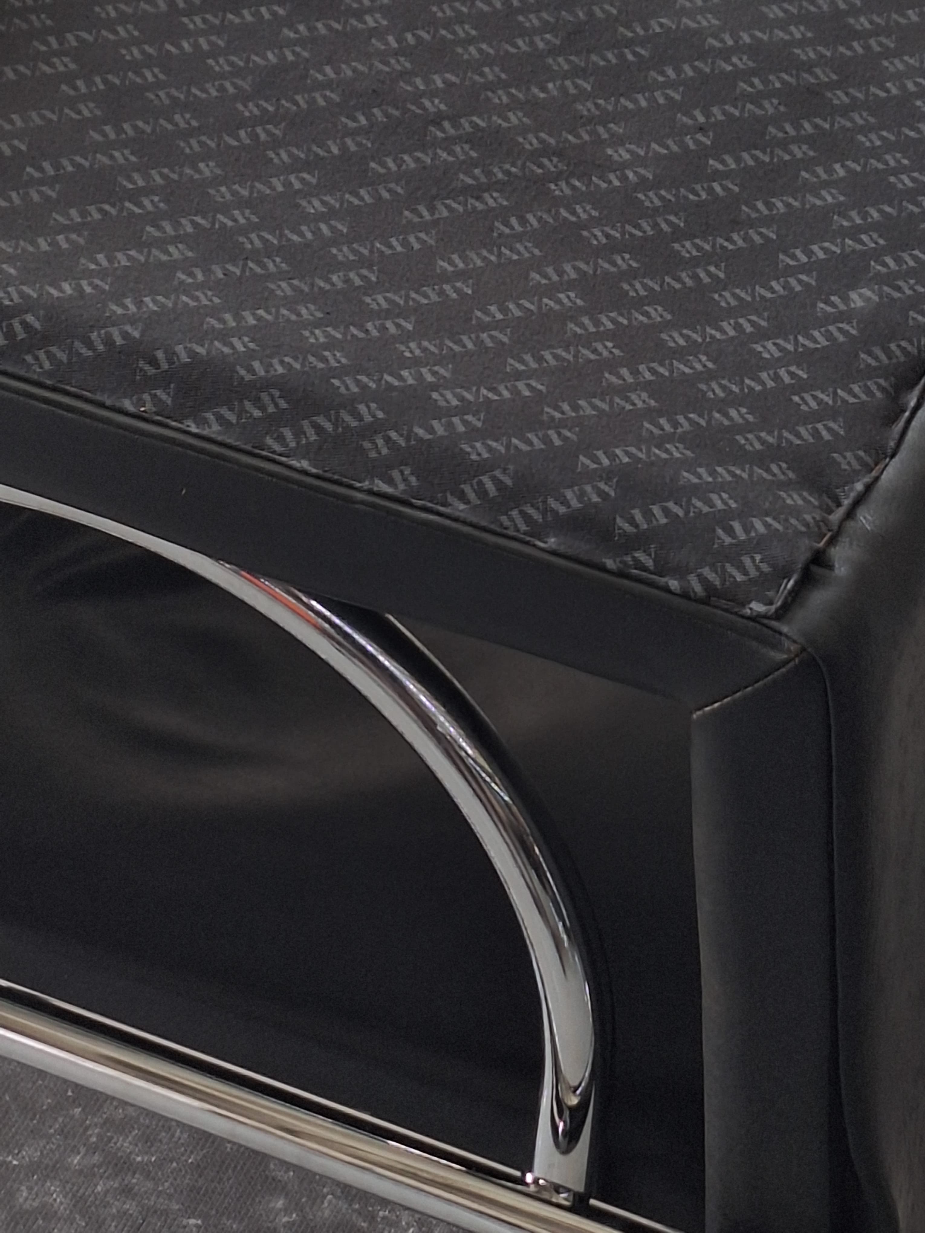 Réplique de la chaise Knoll Brno en cuir noir, avec accoudoirs et pieds en acier