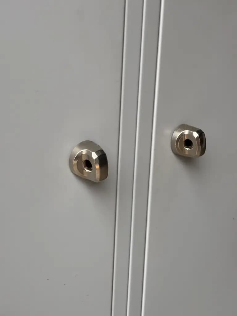 Industriële grijze metalen kast met dubbele deur