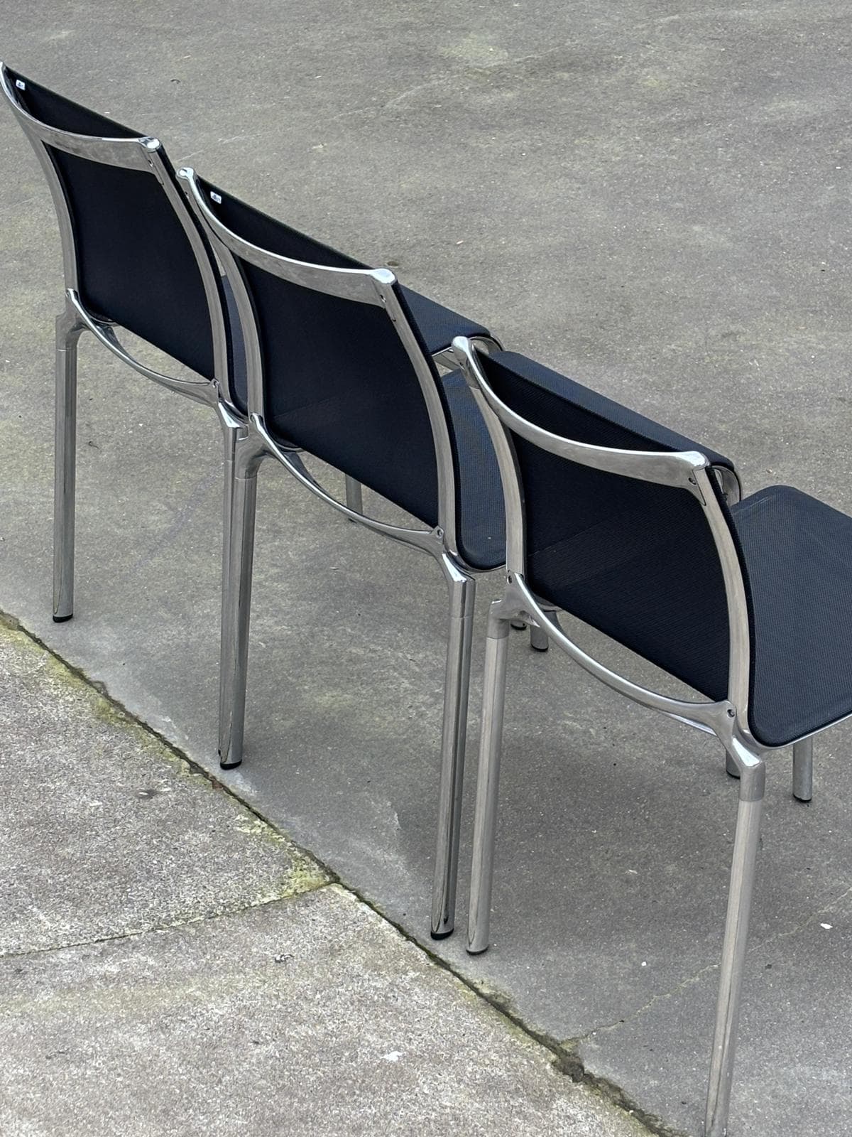 Chaise de réunion en maille noire avec cadre chromé