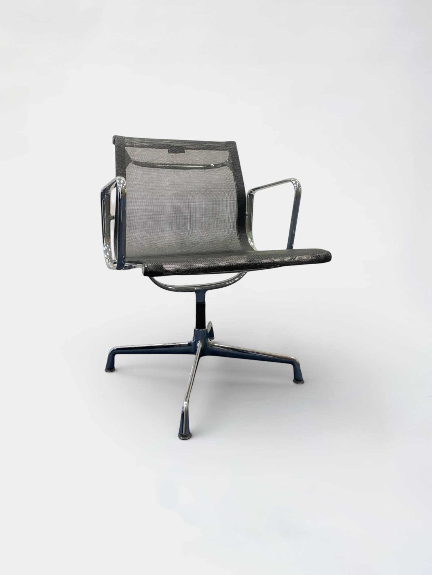 Vitra Eames Aluminium Chair EA 107
