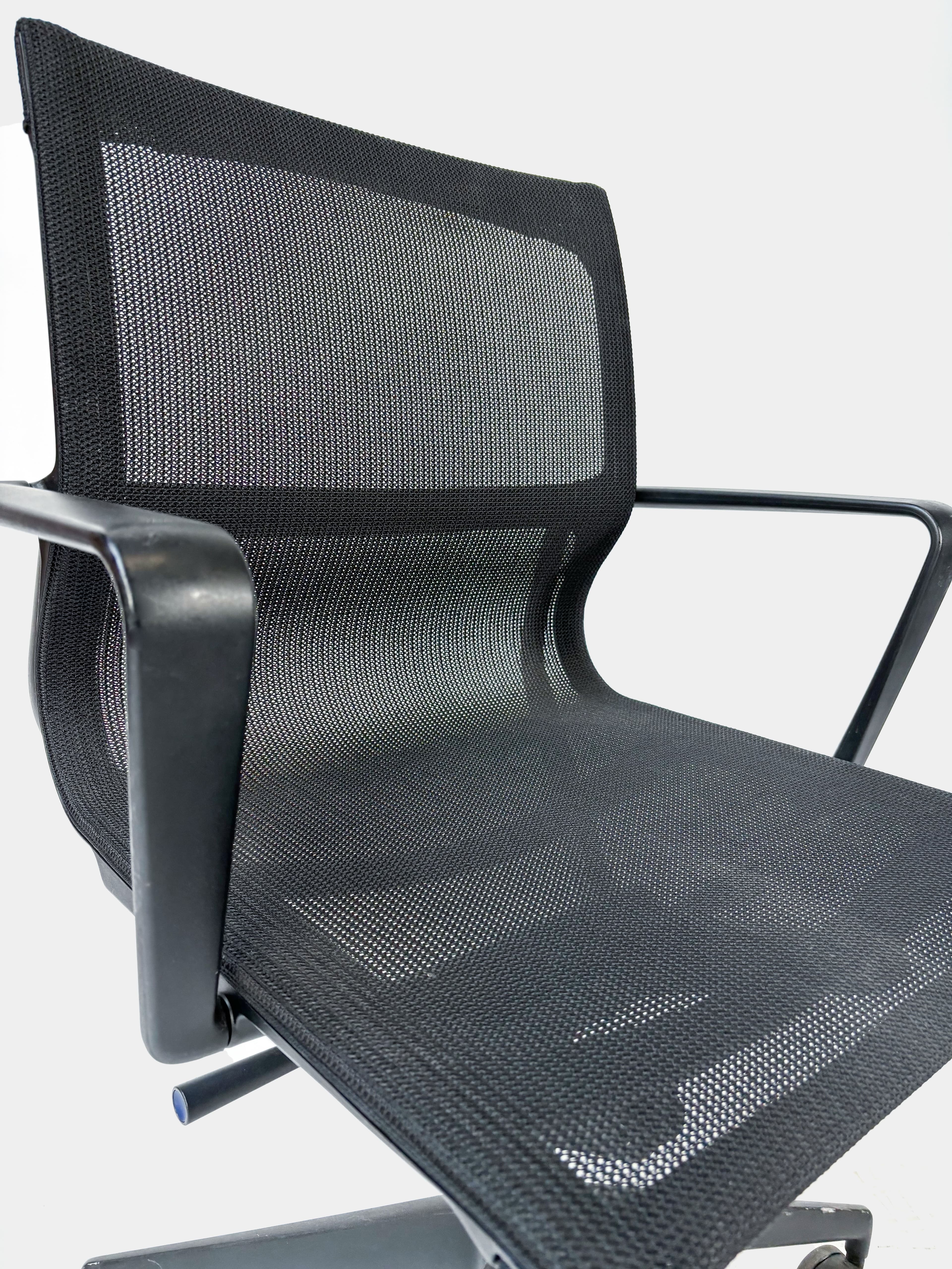 VITRA Physix verstelbare zwarte bureaustoel met gaas op wieltjes