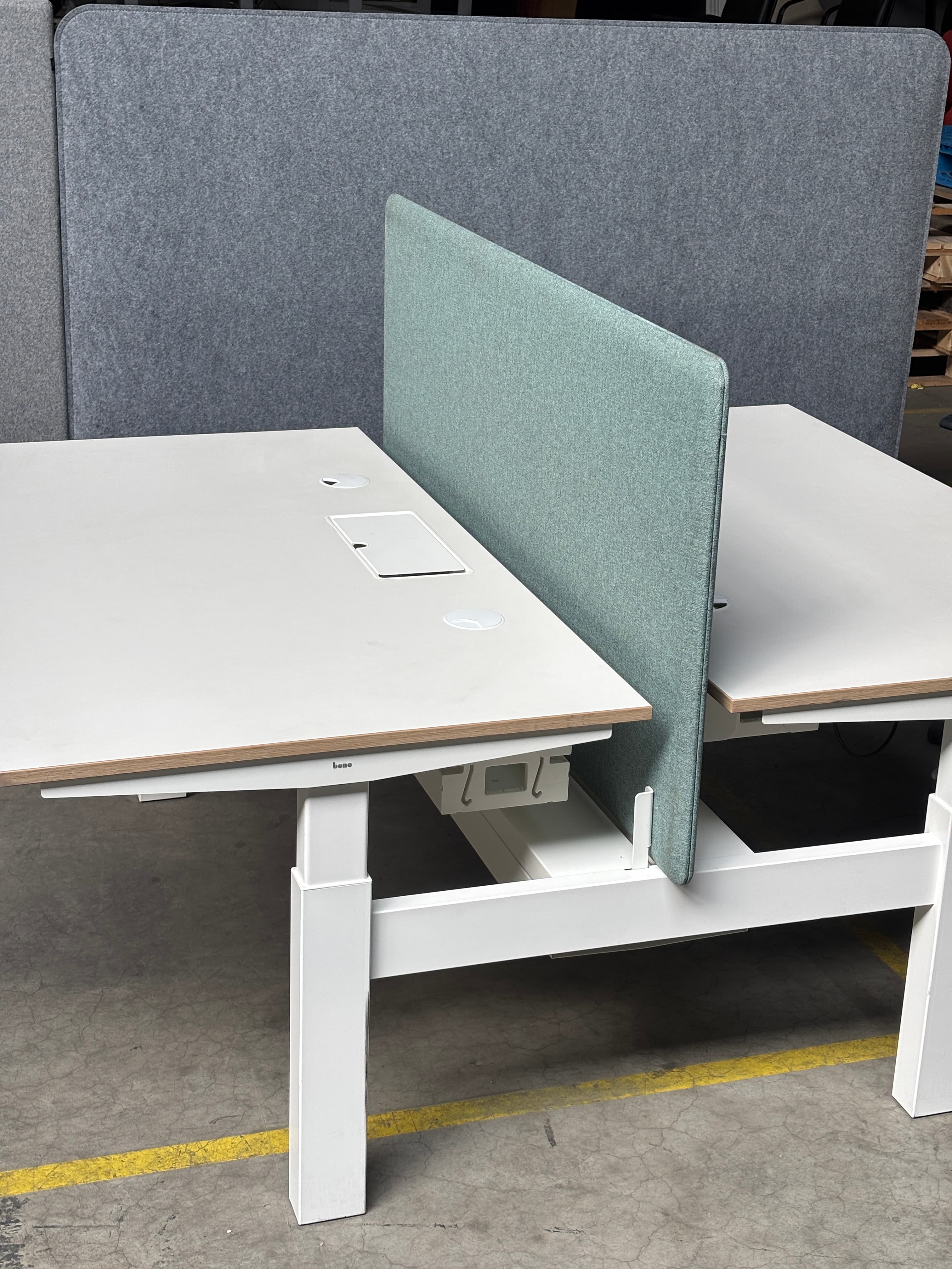 BENE 140cm Wit duo bureau elektrisch met blauw/groen tussenschot