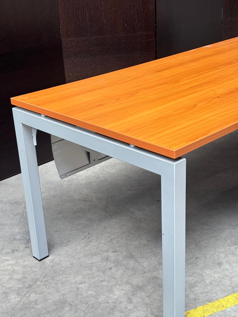 180 cm Kantoorbureau in oranje houtafwerking met grijs metalen frame
