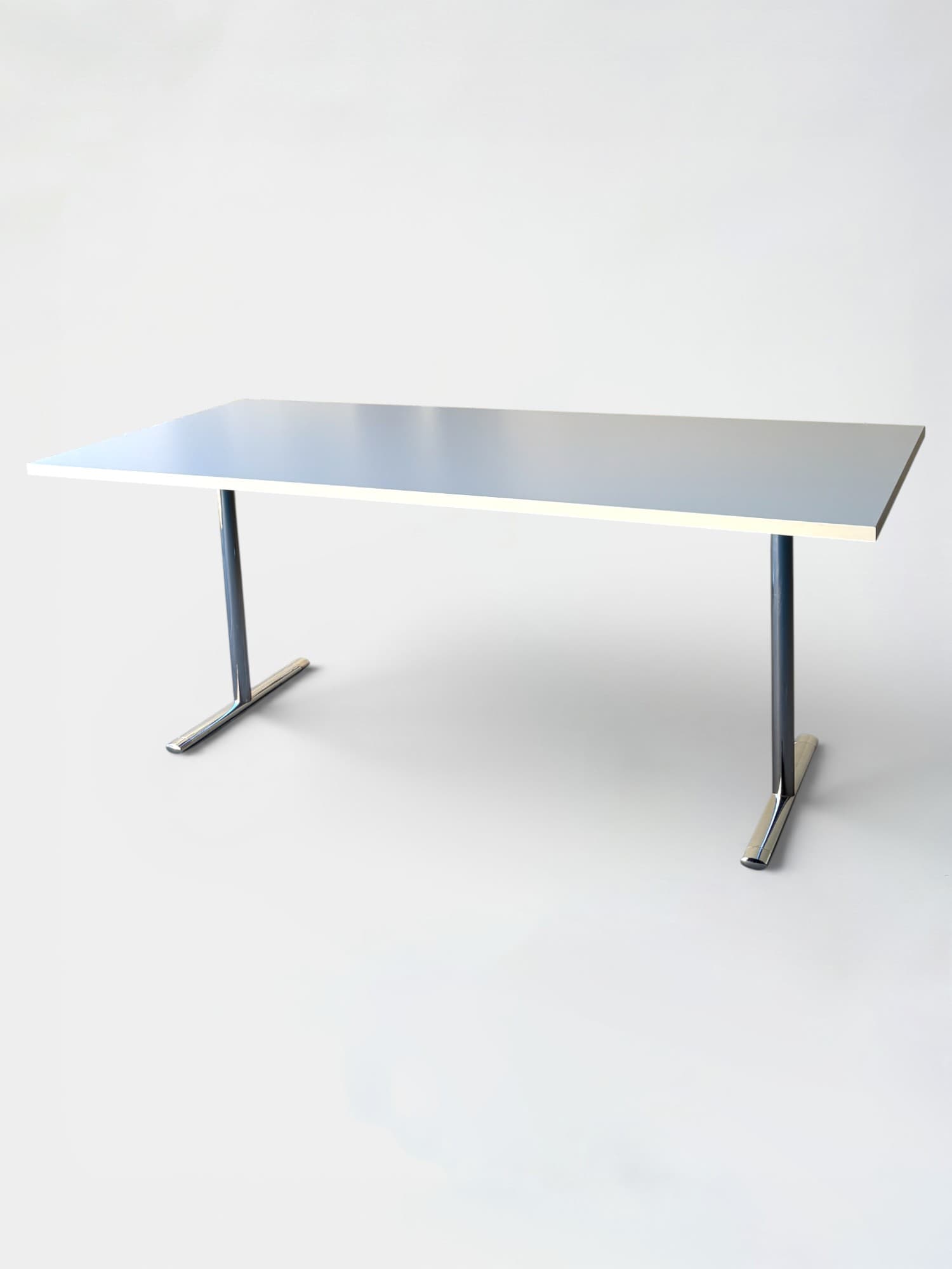 Howe 180 cm minimalistisch bureau met metalen poten en wit blad
