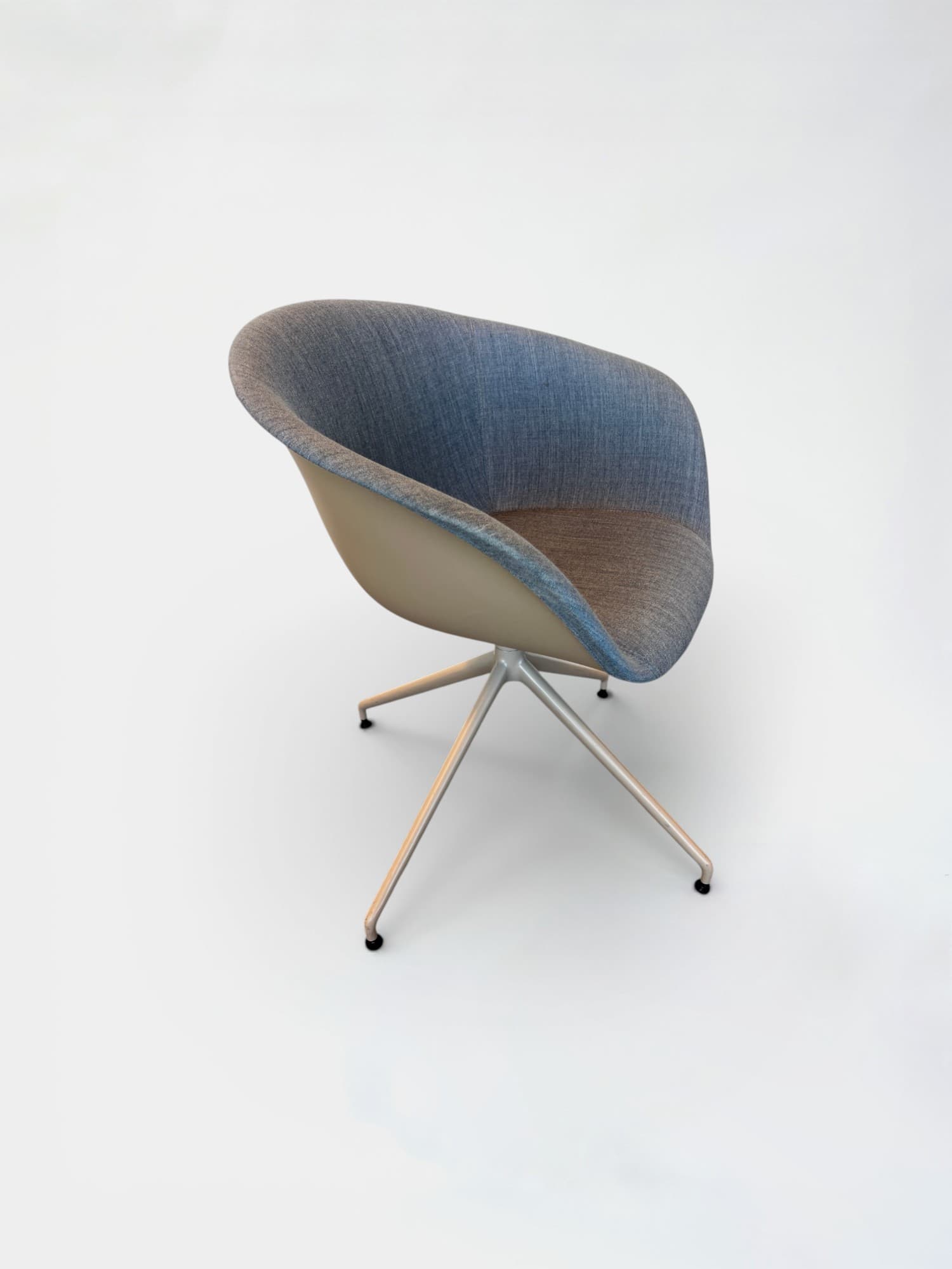 Fauteuil Arper en tissu bleu/gris